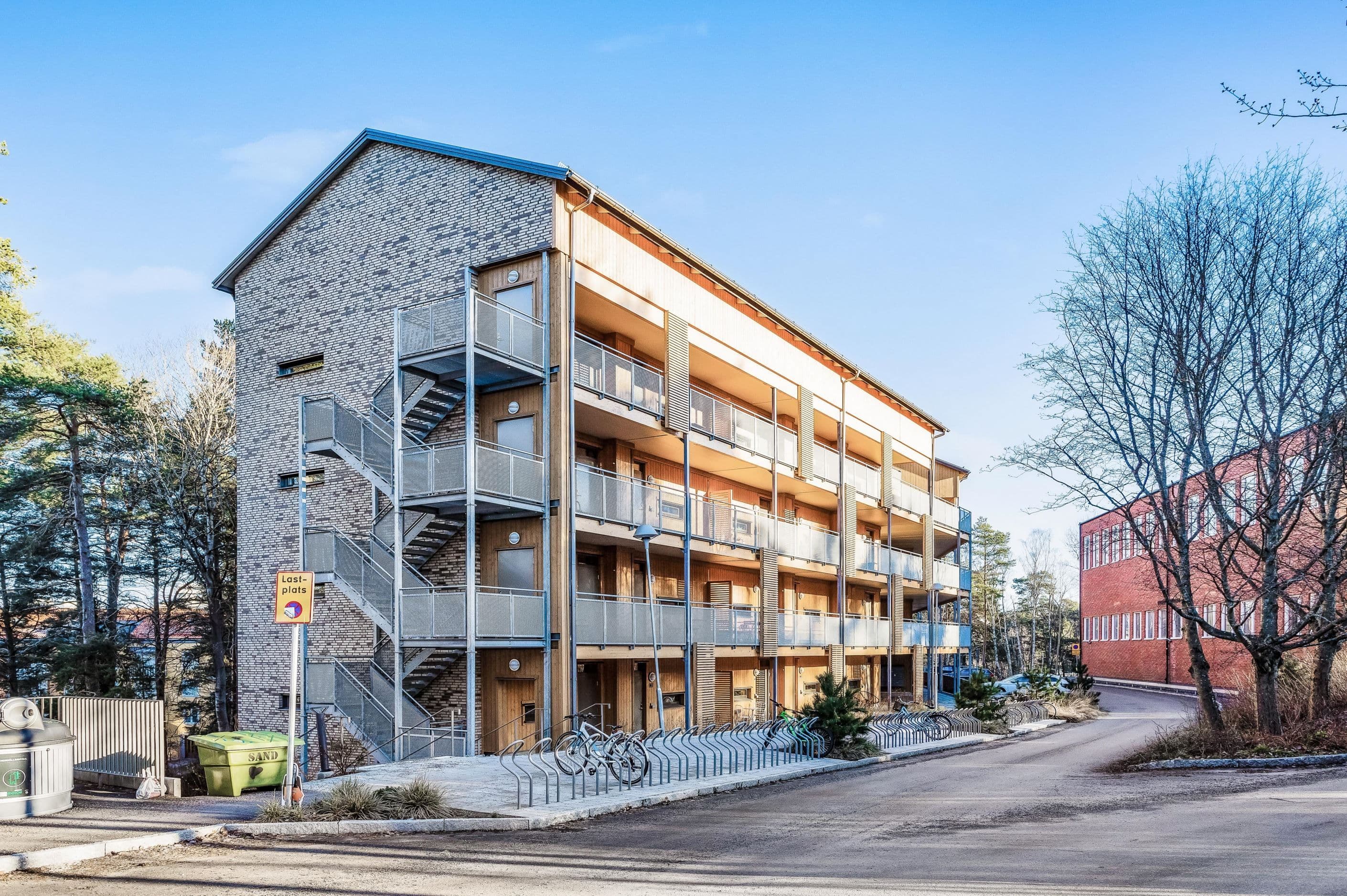 Vacker fastighet som smälter in i naturen och grönskan som omger huset