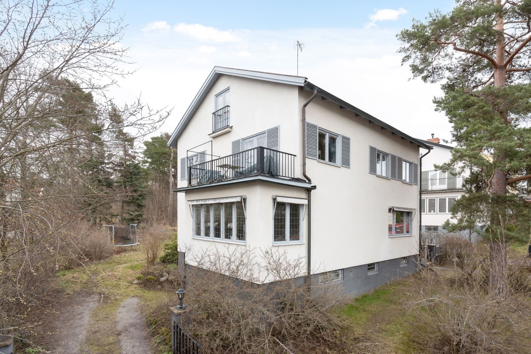 Klassiskt vacker 30-talsvilla i högt läge invid allmänning