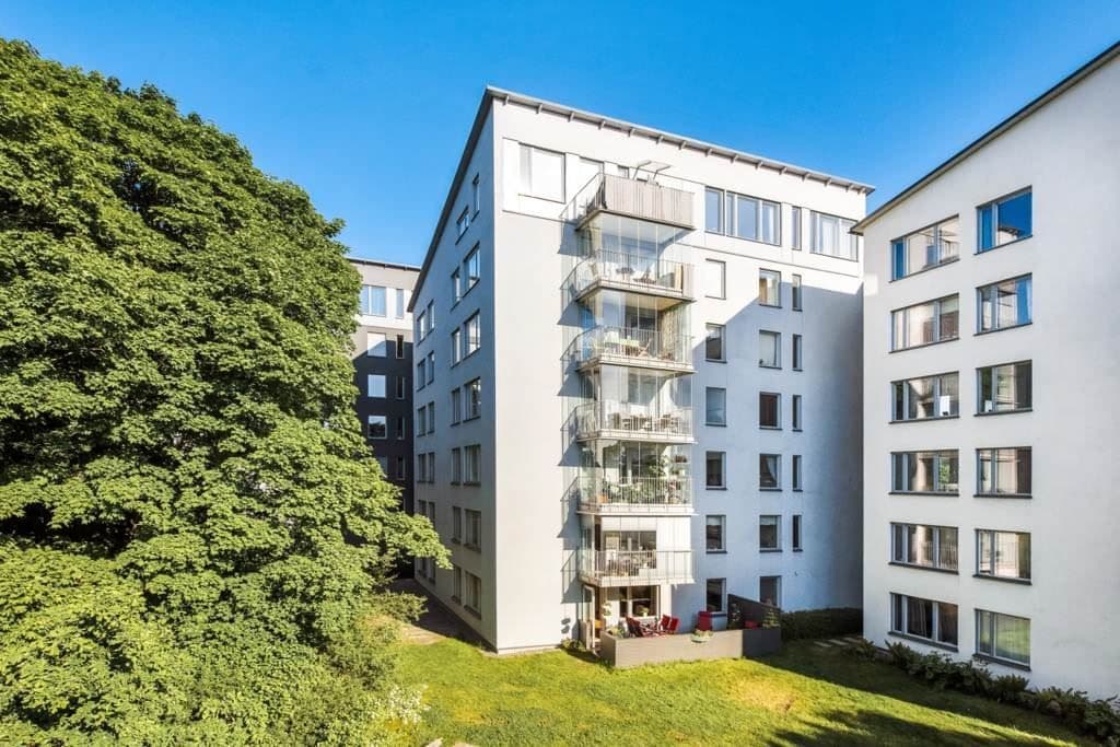 Lugna baksidan av huset där terrassen ligger