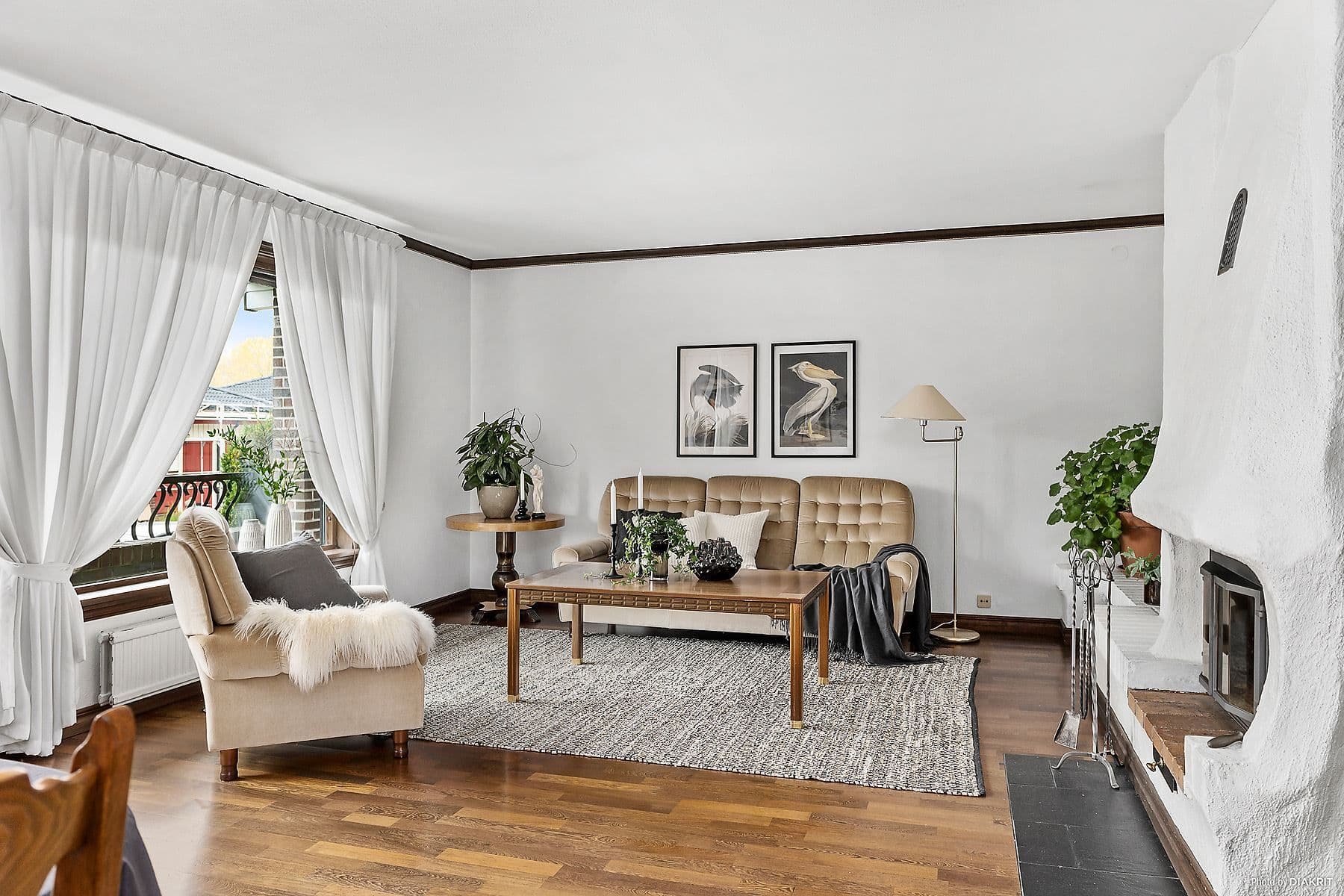 Välkomna till ett rymlig hus med massor av samlingsytor.