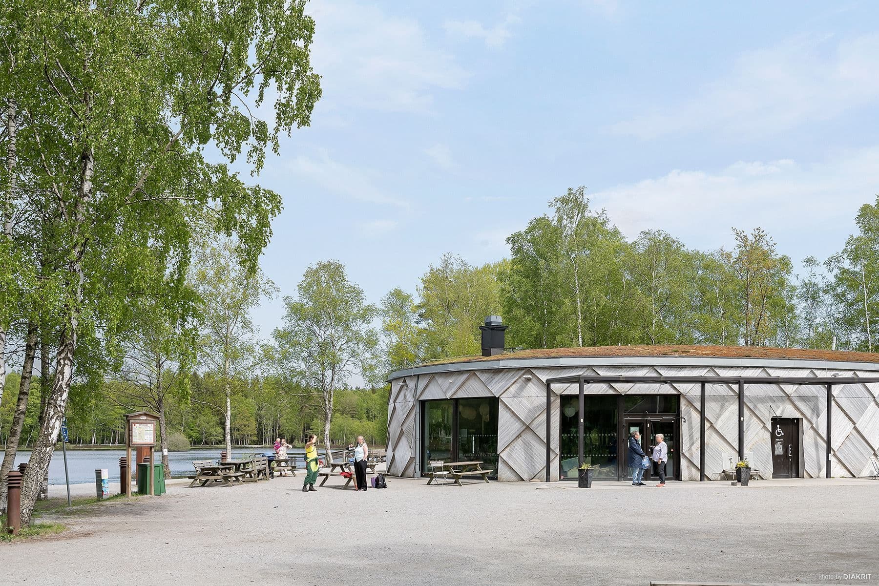 "Kotten" med café, bastu och duschar i Fontin.