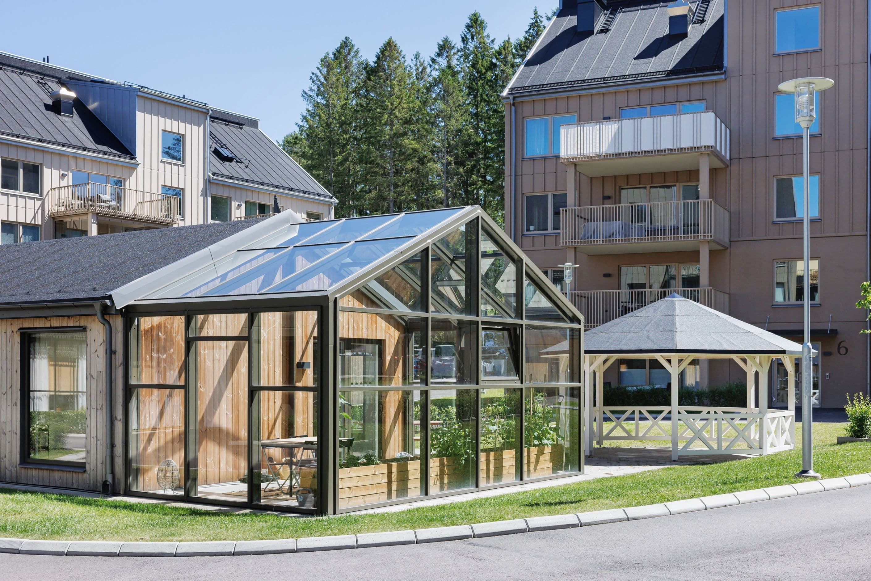 Föreningen har en stor samlingslokal med tillhörande atriumgård.