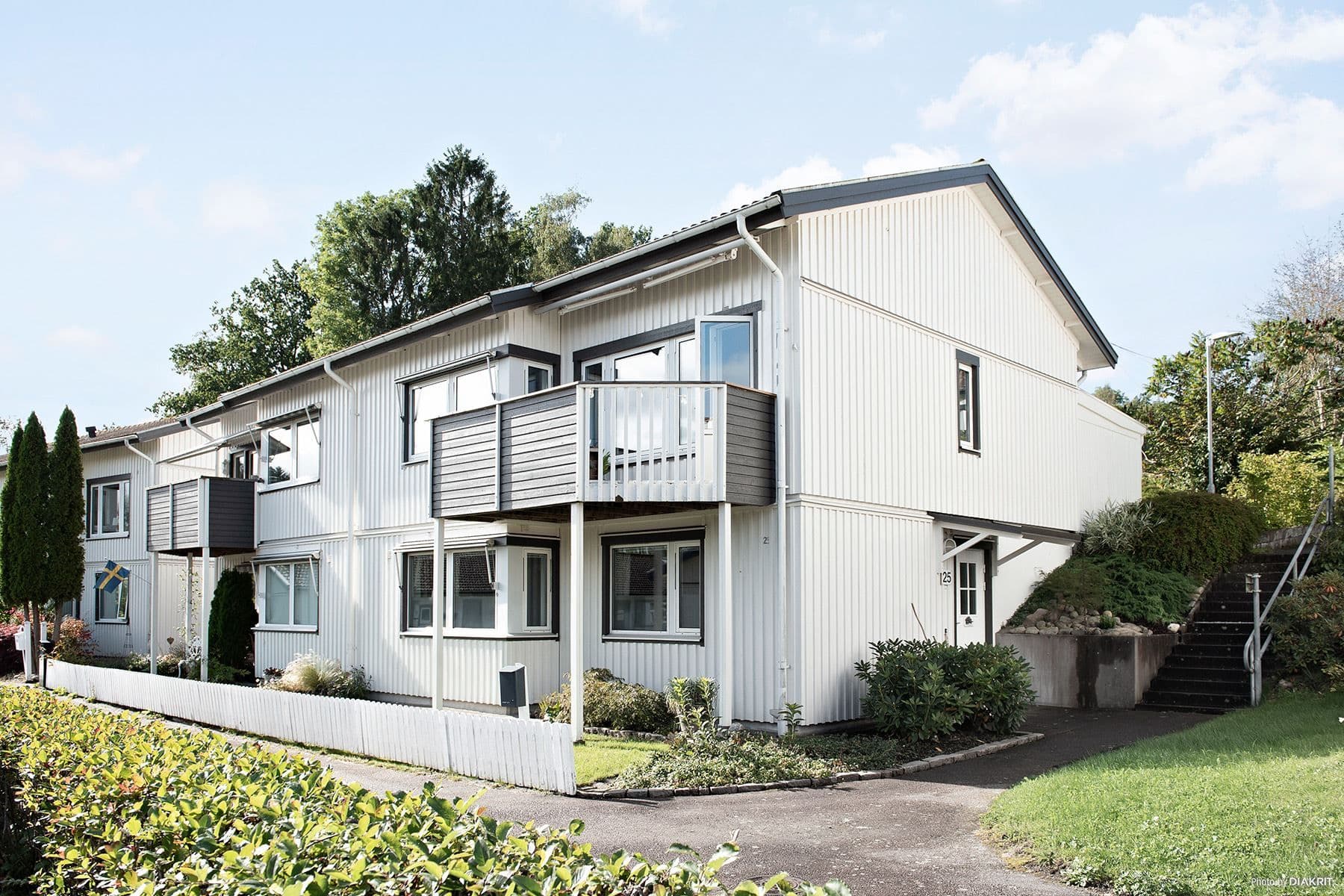 Ett parhus med det bästa av två världar; centralt i Ytterby med naturen som närmsta granne.