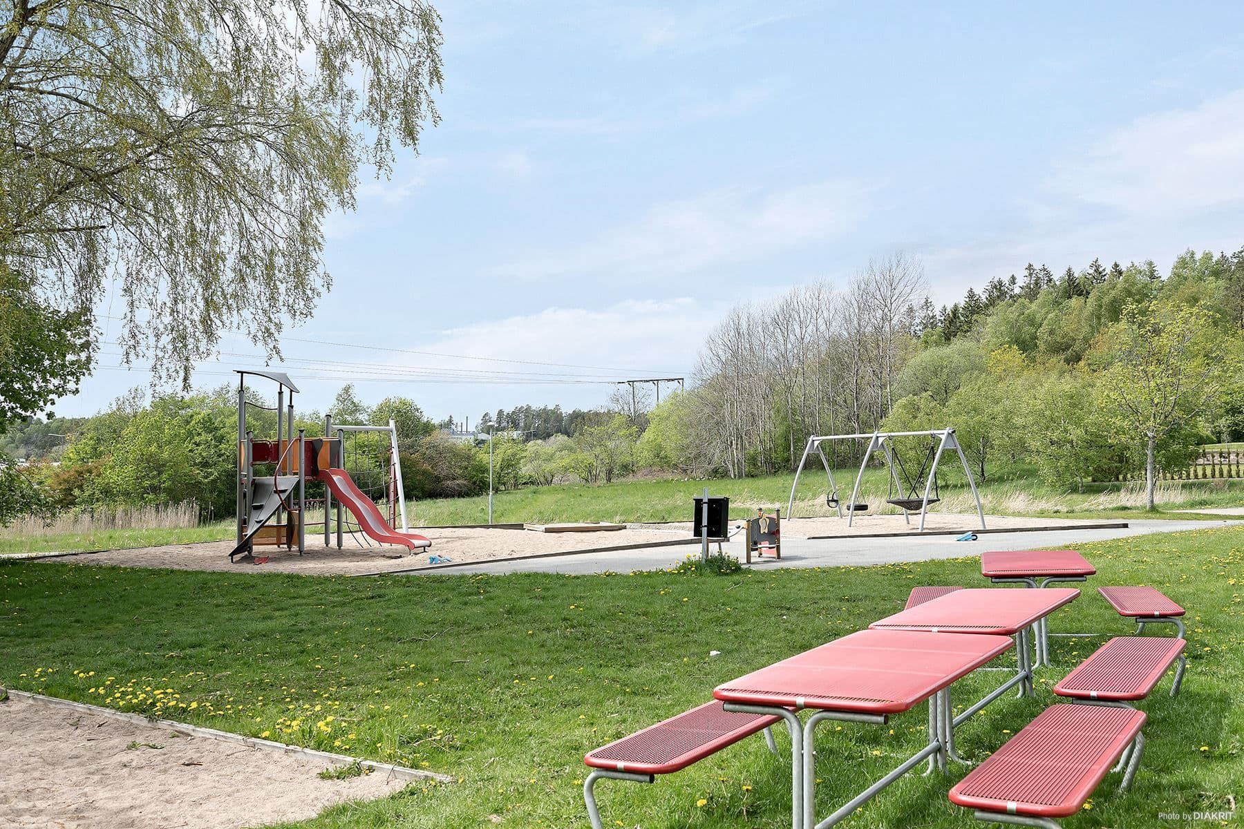 Längst ner i området finns en stor lekplats för barn i olika åldrar.