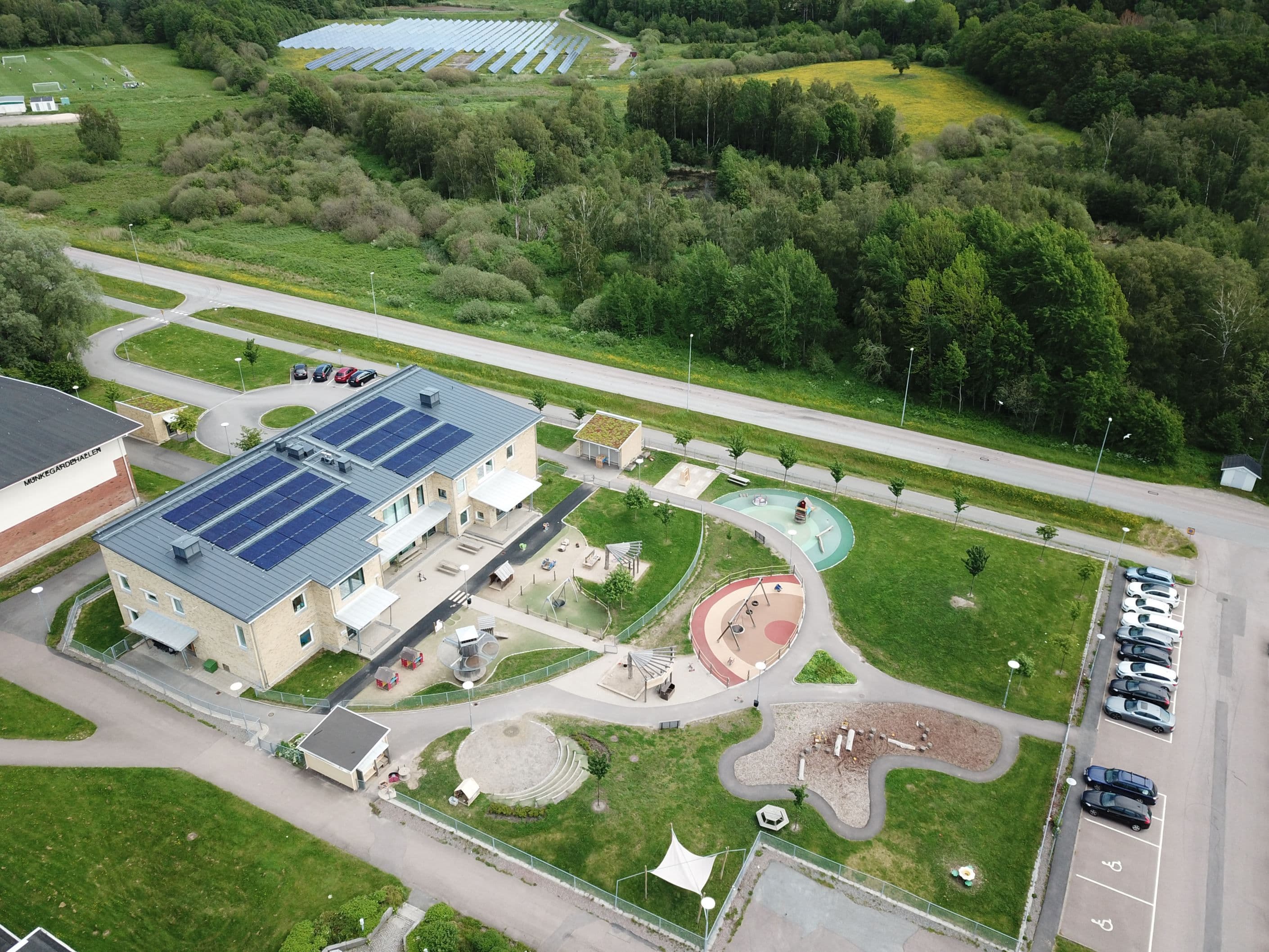 Populära och fina förskolan Björkängen några minuters promenad bort.