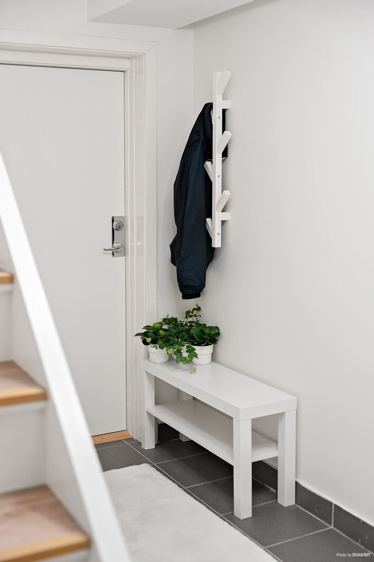 Nedre plan har egen ingång och hall.