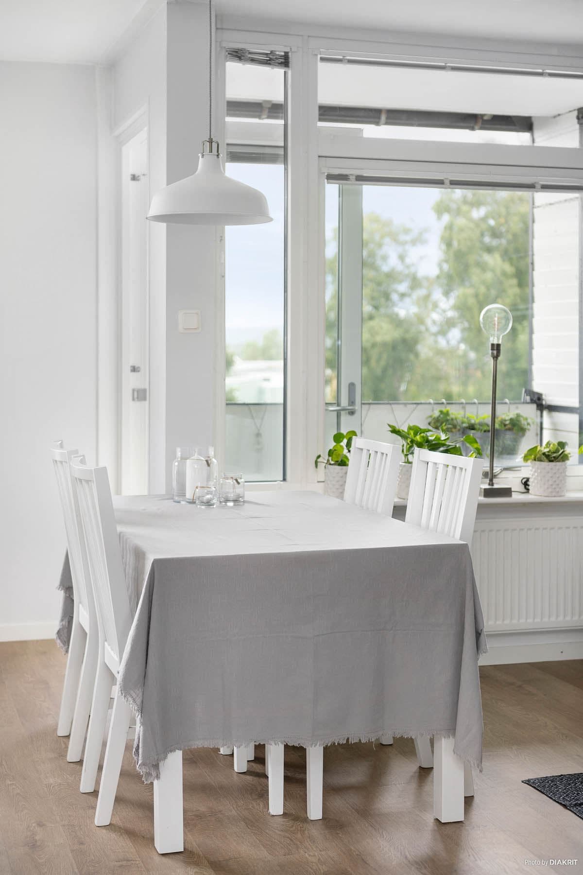 Matbord eller köksö får plats utan problem.