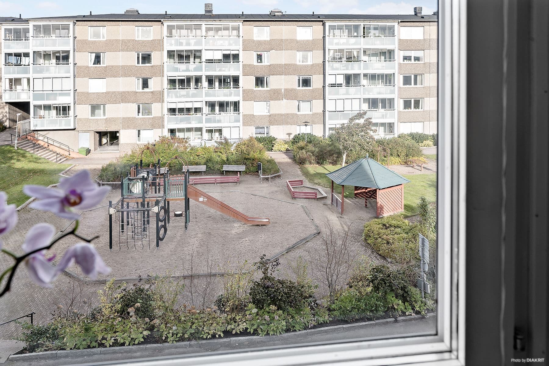 Från vardagsrummet syns en av föreningens lekplatser.