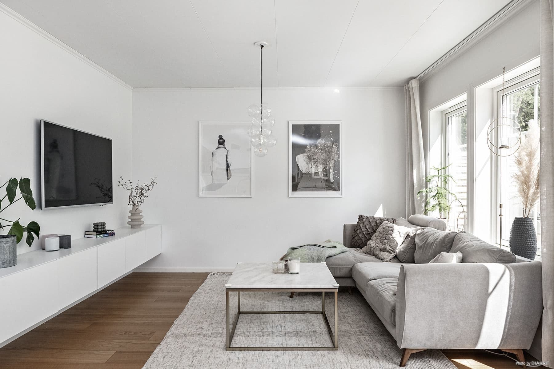Vardagsrummet är en perfekt plats för avkoppling.
