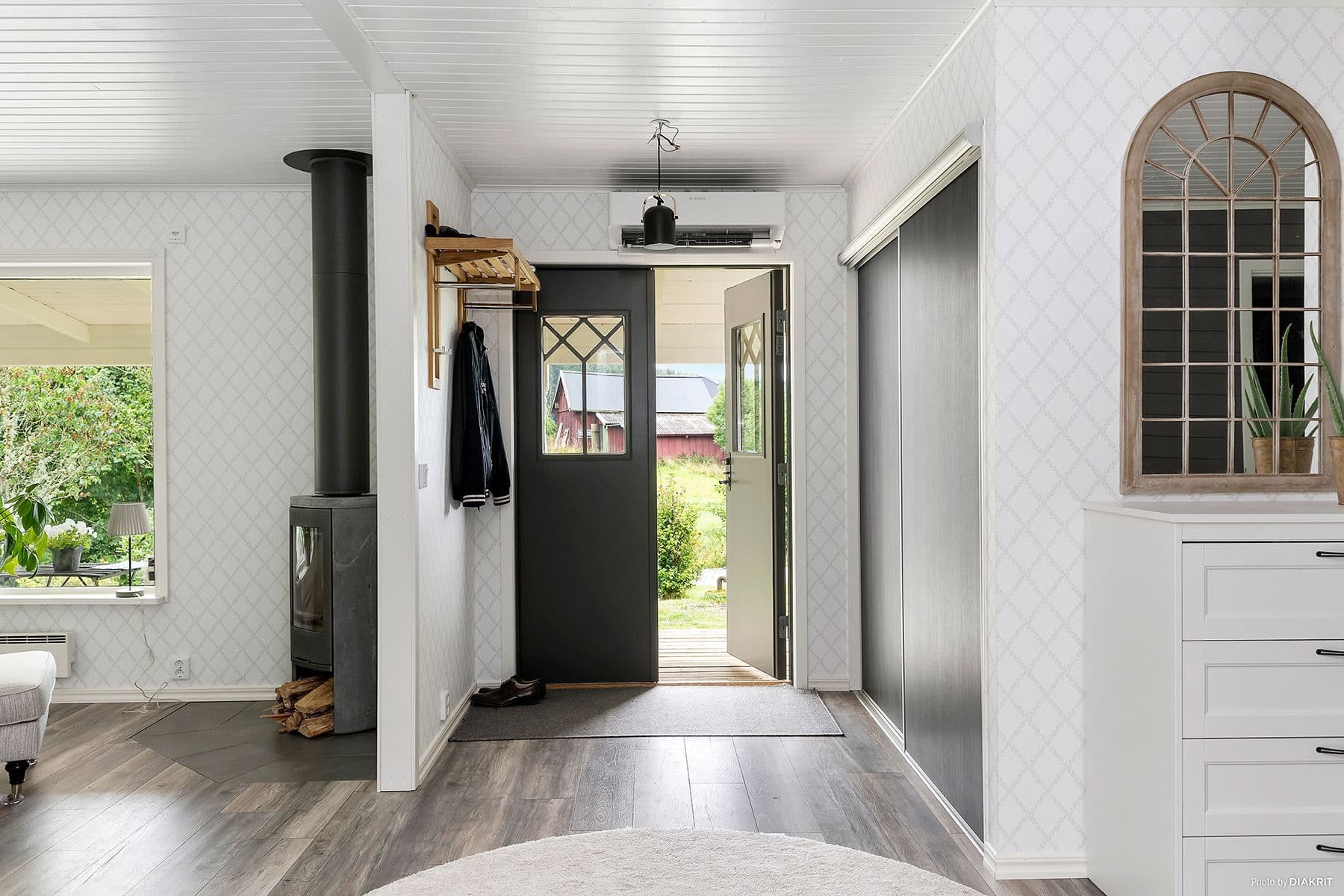Välkomnande hall med stor skjutdörrsgarderob