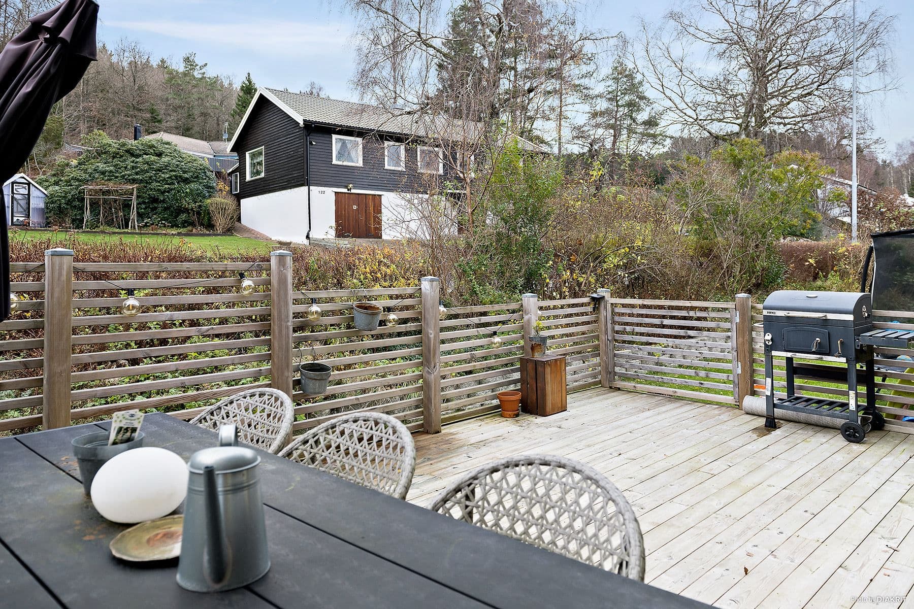 Här ryms utan problem såväl grill som utemöbler och pallkragar.