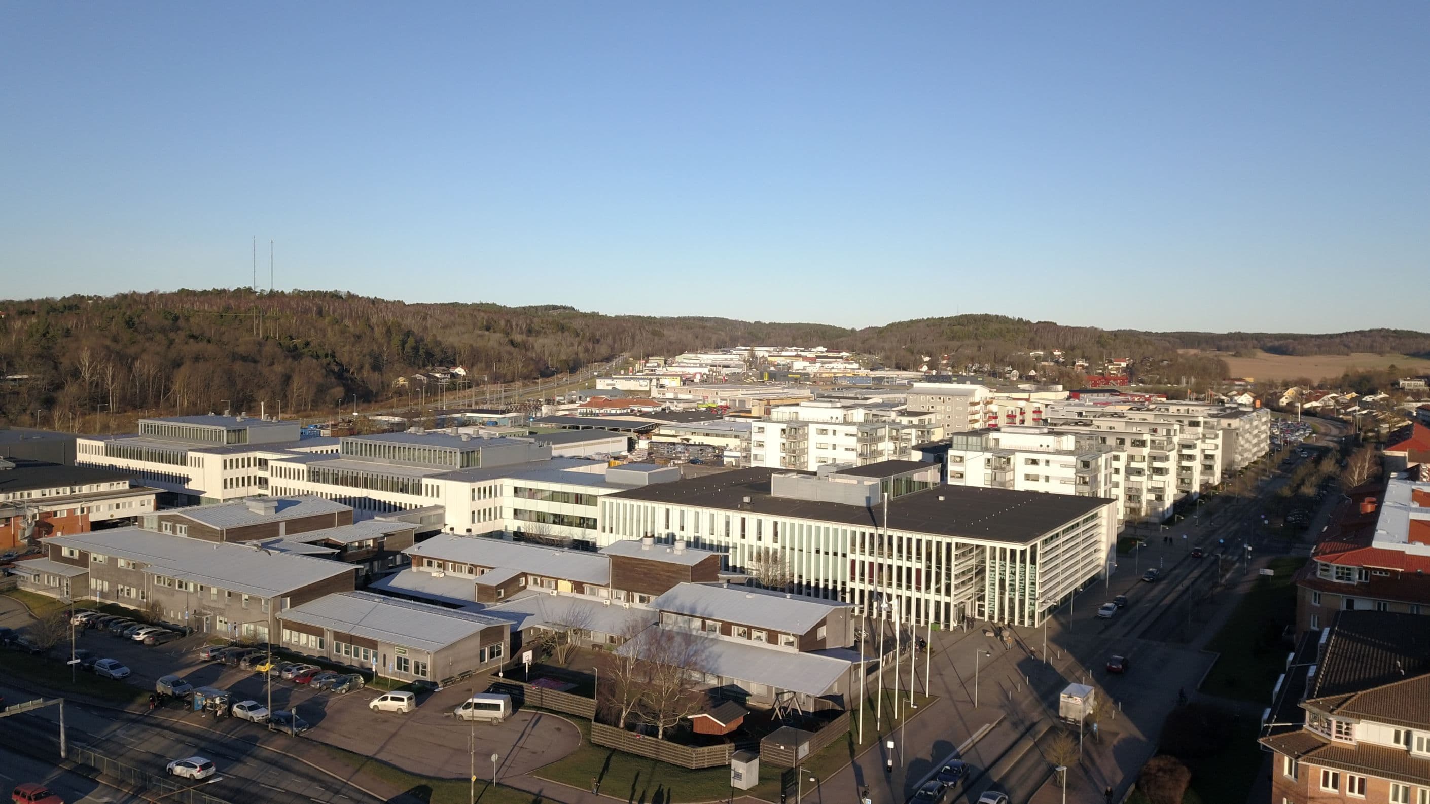Granne med Mimers hus och biblioteket.