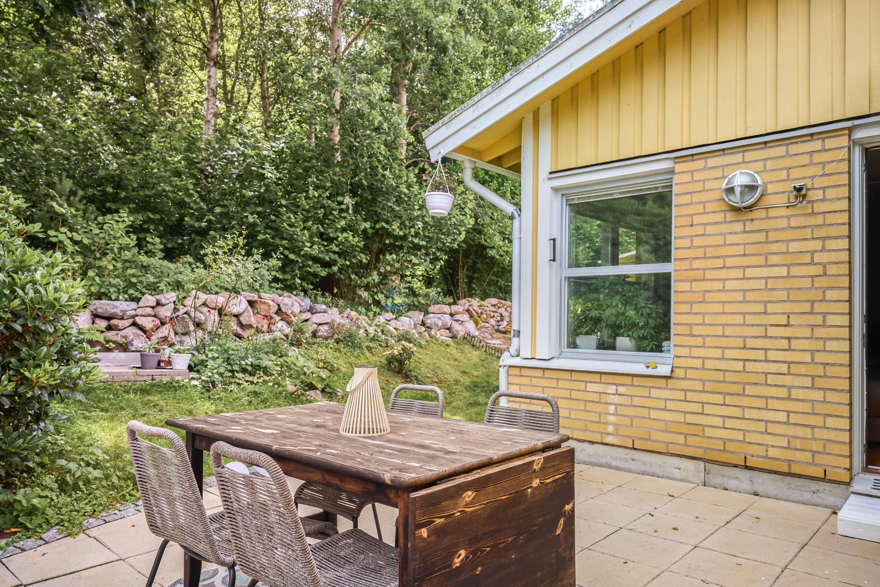 Skyddad uteplats bakom huset