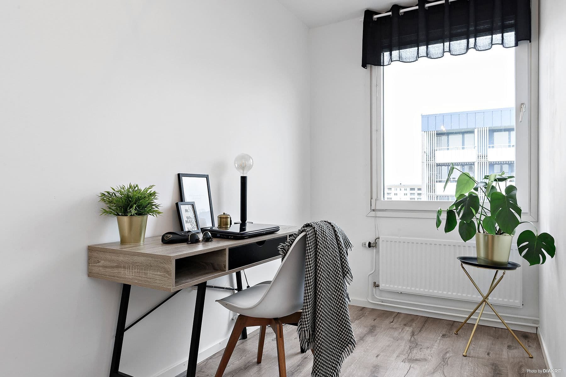 Nästa sovrum är idag kontor men kan med fördel tillsammans med barnrummet bli ett mkt stort sovrum.