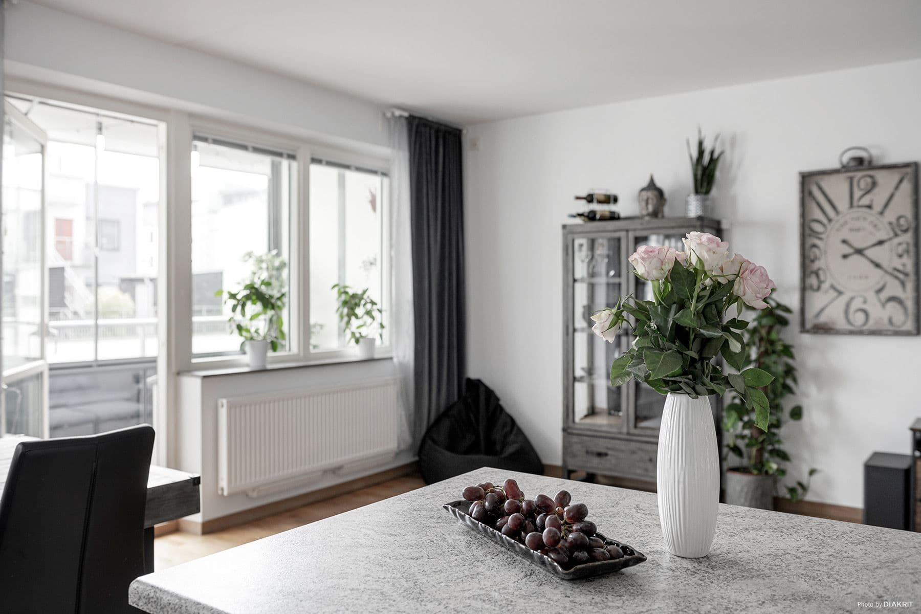 Stora fönsterpartier skänker rikligt med naturligt ljus.