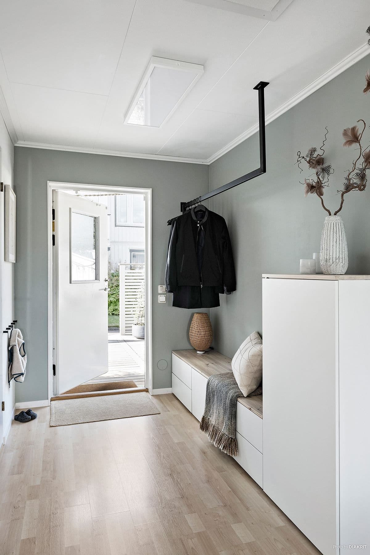 Hallen på entréplan känns välkomnande.