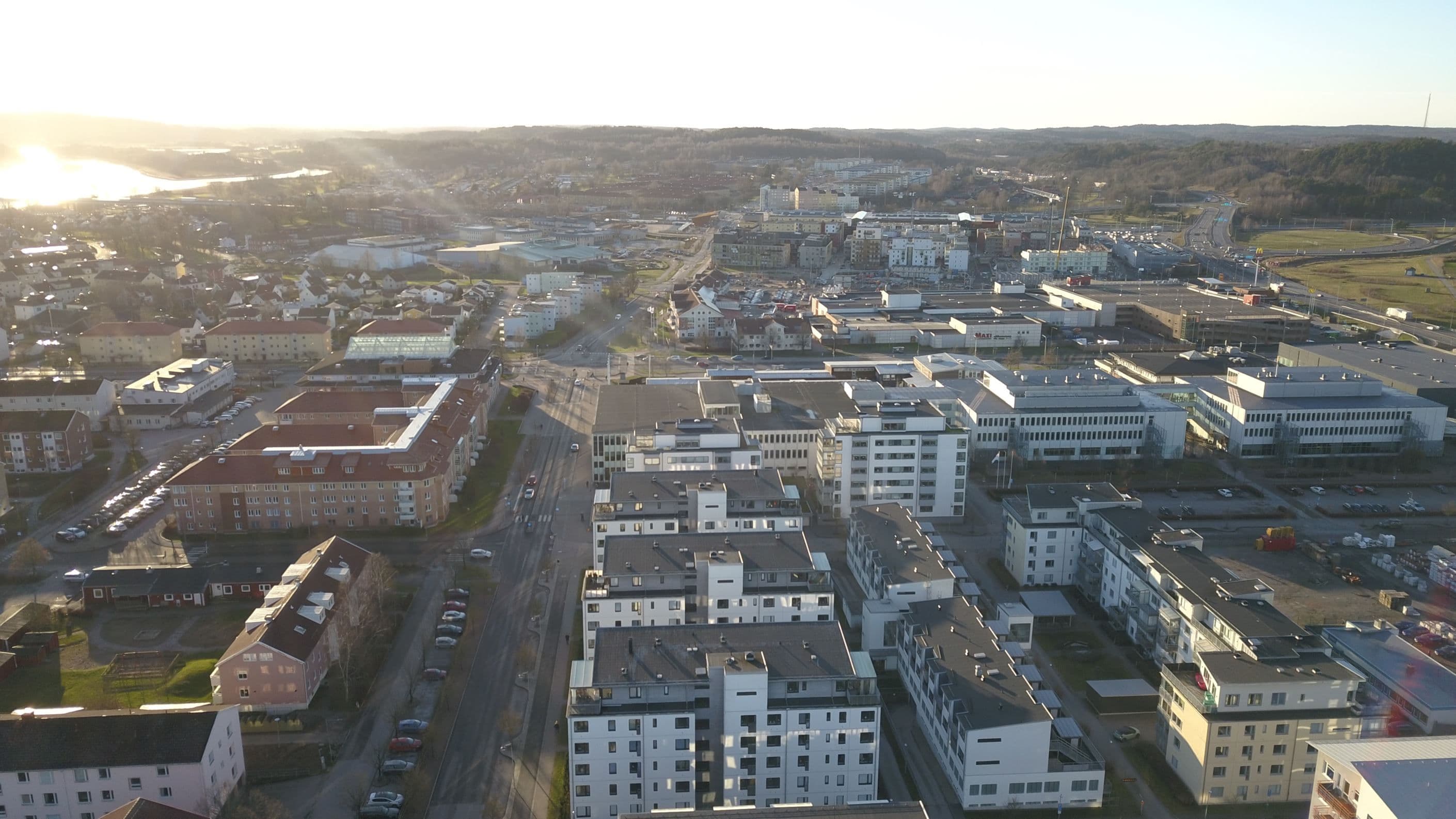 En kort promenad bort ligger nya resecentrum, nya vita fläcken och Kongahälla center.