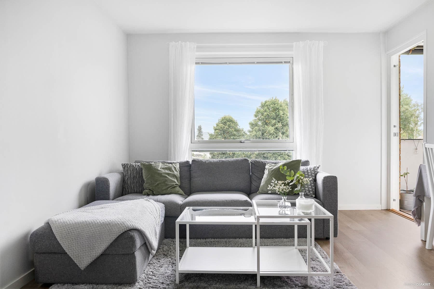 I vardagsrumsdelen ryms större soffan utan bekymmer.