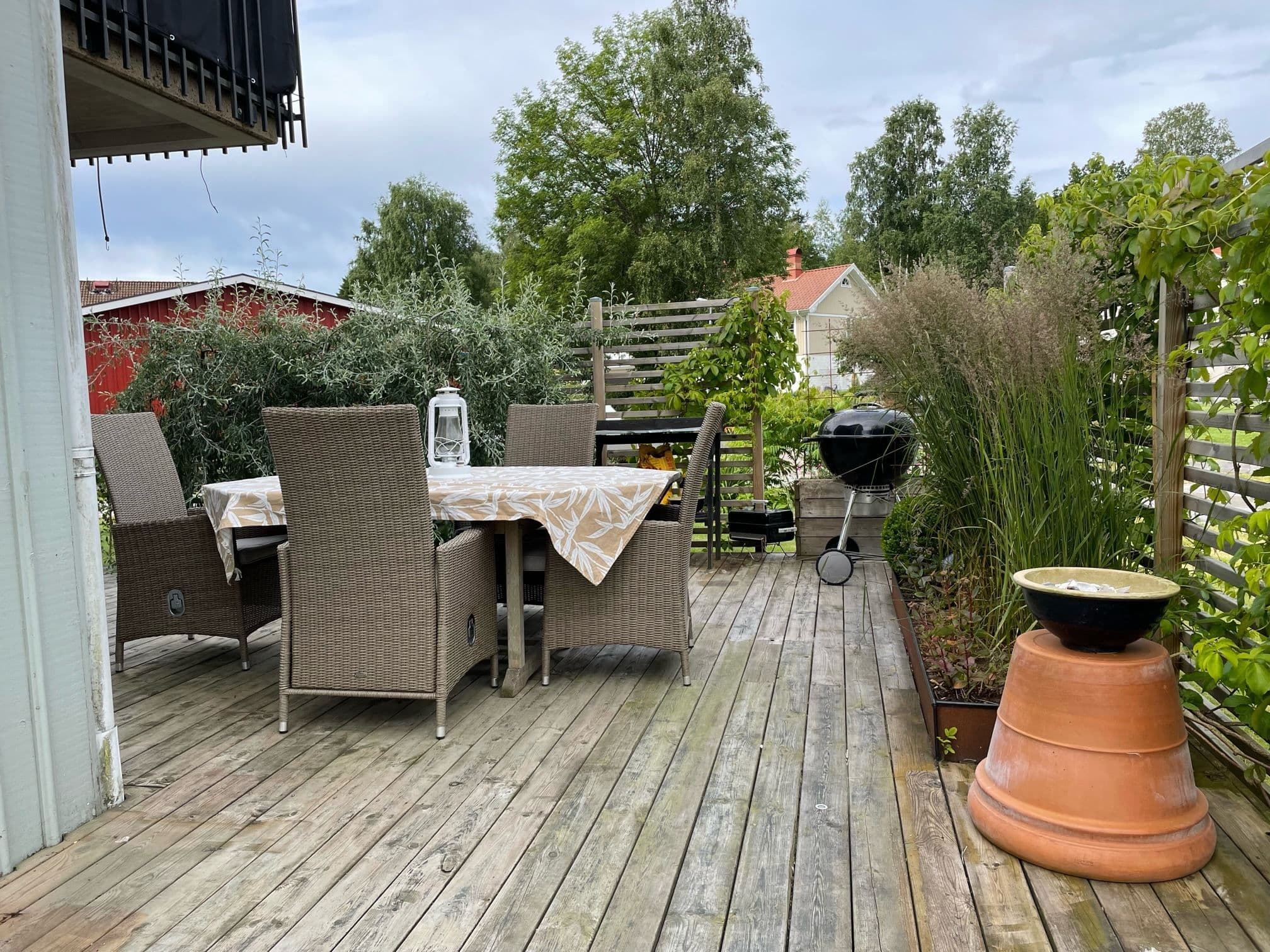 Den stora altanen sträcker sig runt huset. Säljarens bild.