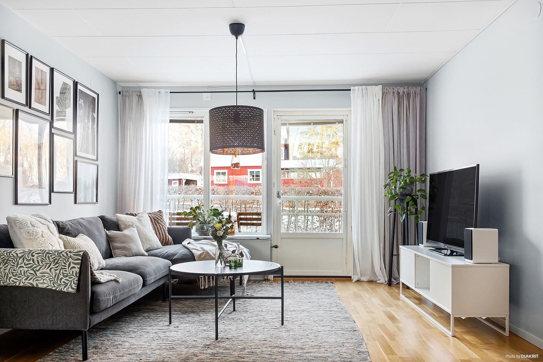 Stora fönsterytor ger rikligt med naturligt ljus.