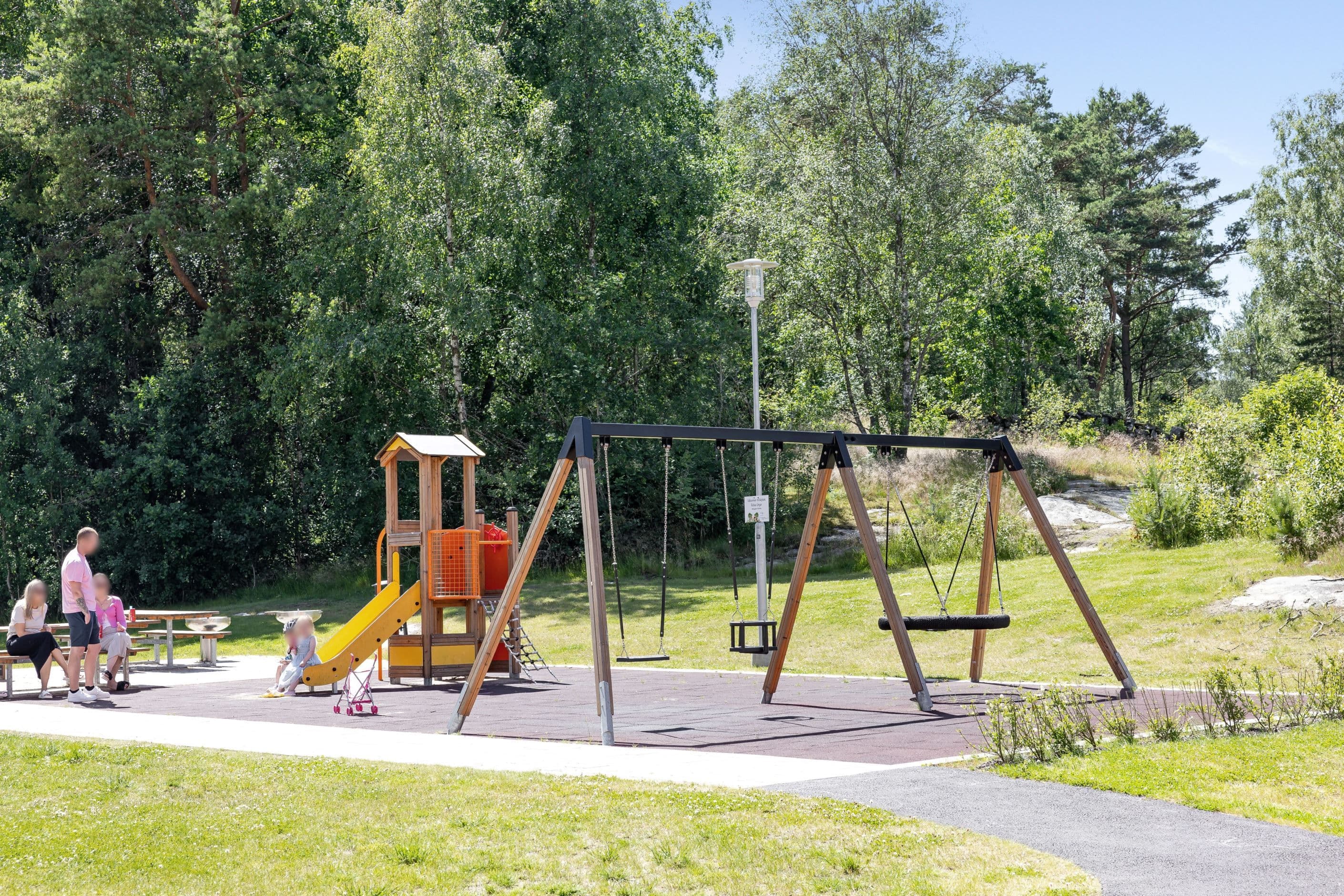 En välbesökt lekplats finns alldeles i närheten.