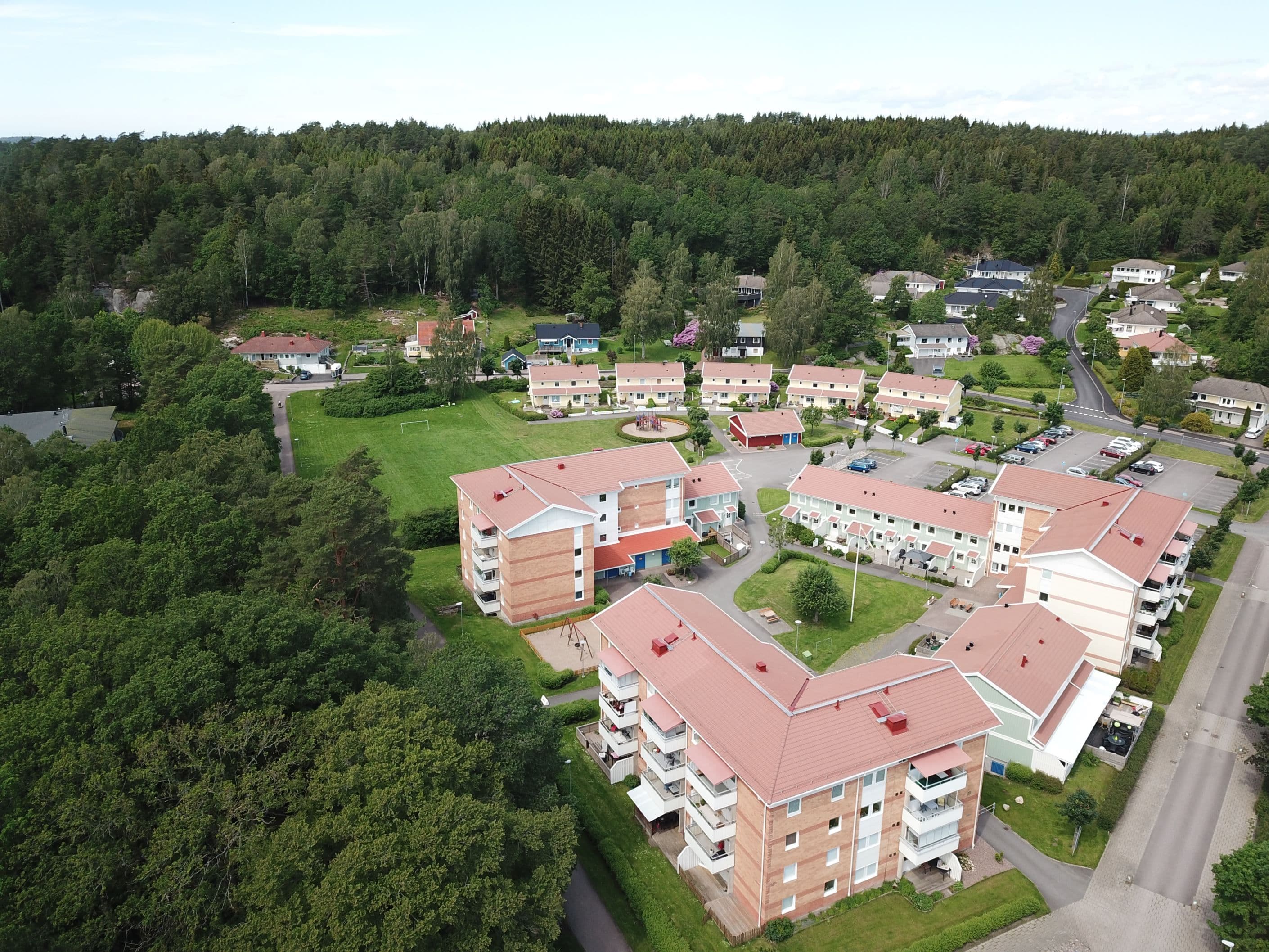 Föreningen har direkt närhet till naturen, skolor, förskolor, bra grannar och kommunikationer.