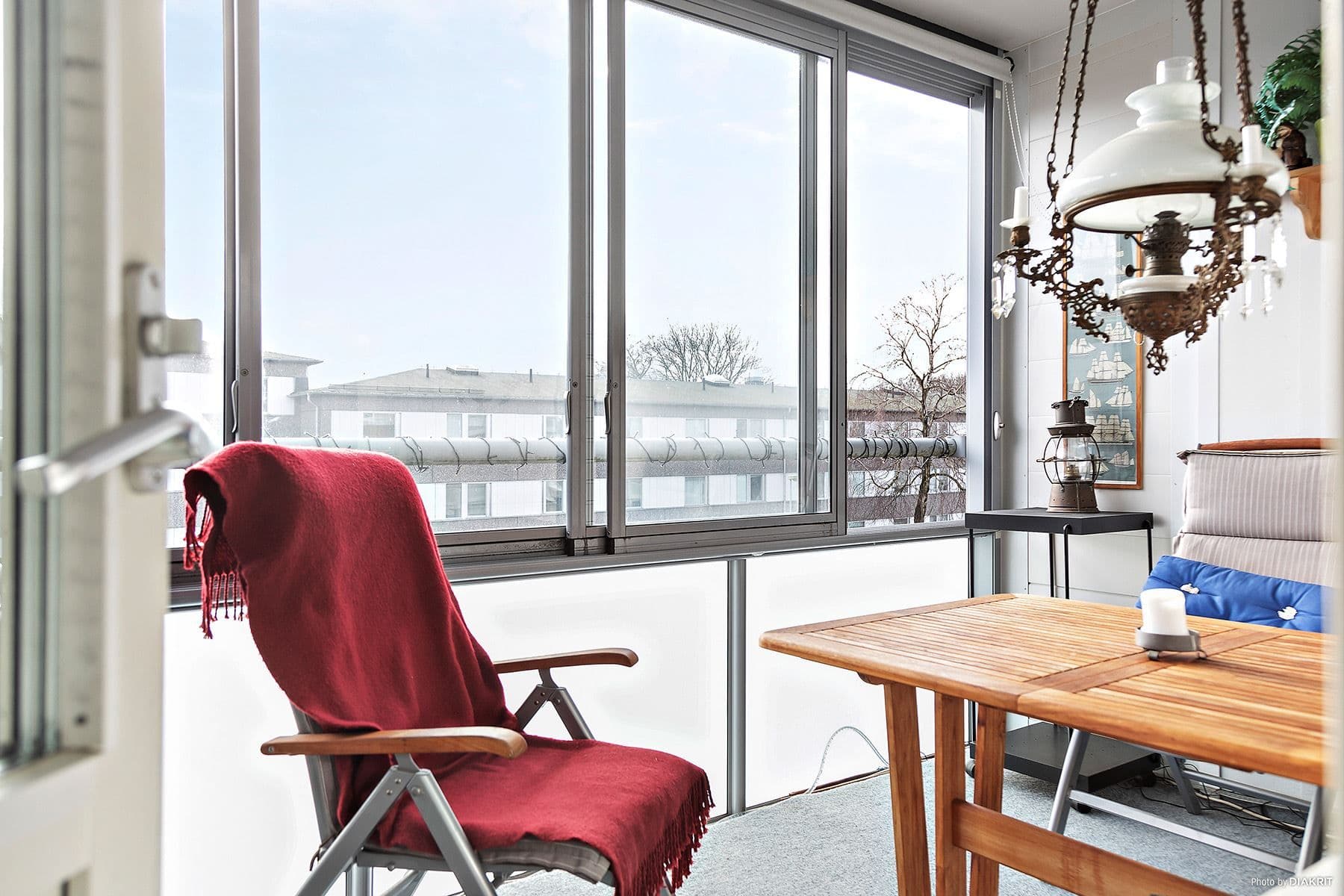 Härlig plats för avkoppling på tilltagen balkong i bra solläge.