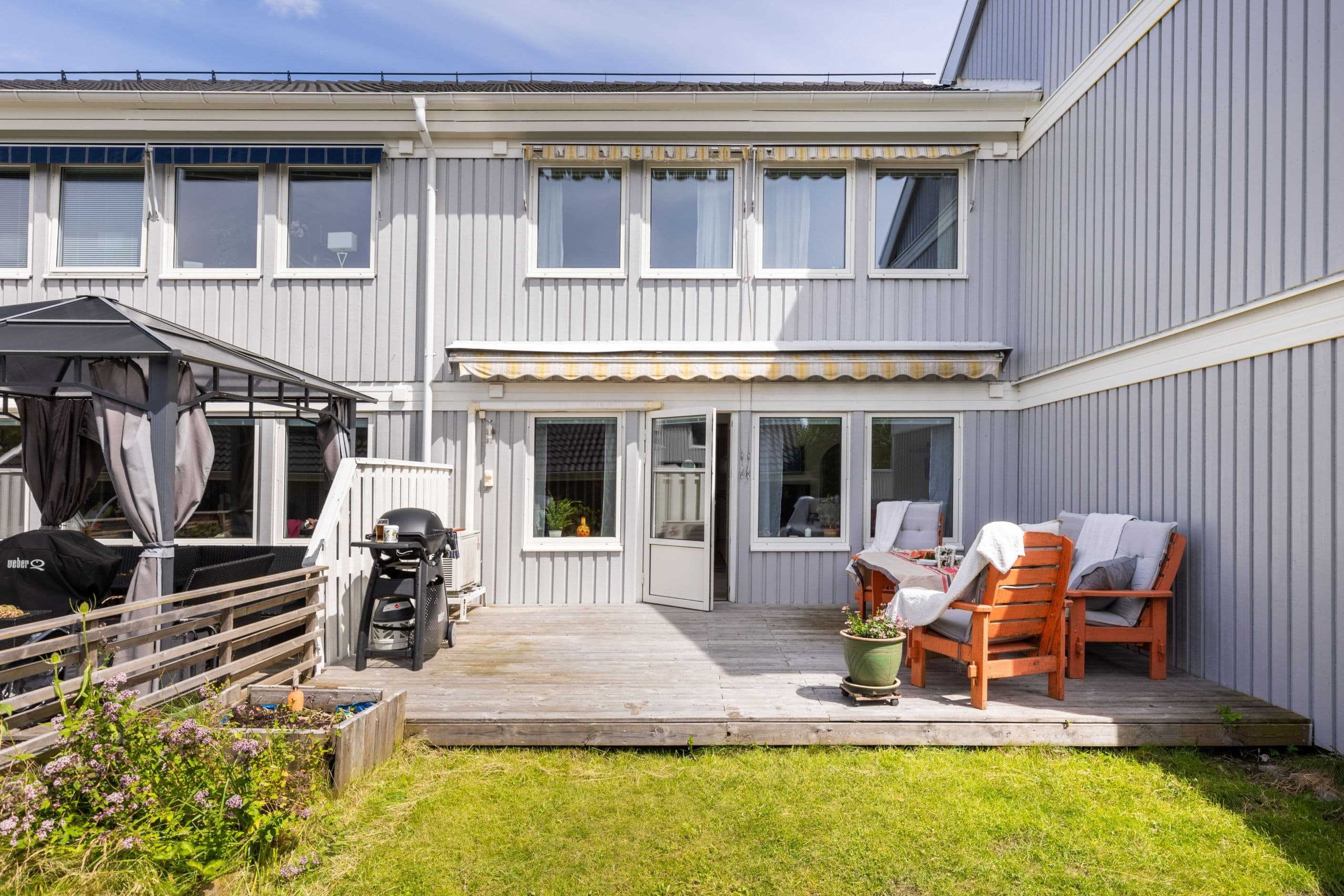 Baksidan är perfekt för grillkvällar.
