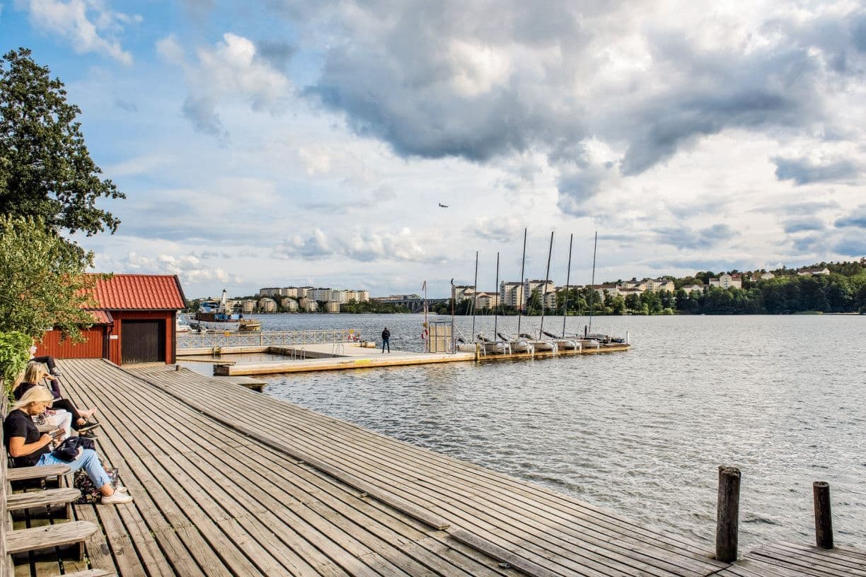 Brygga och segelbåtar vid Huvudsta strand