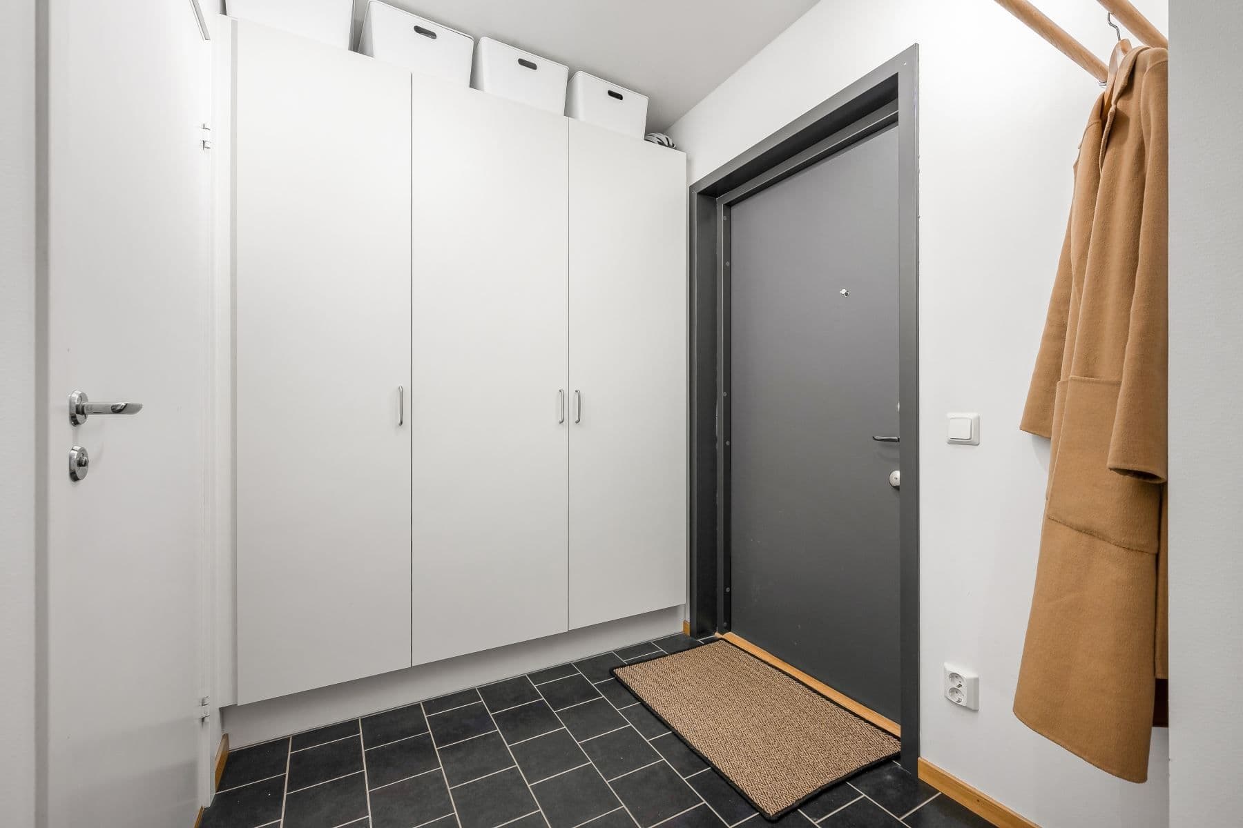 Smidig hall med säkerhetsdörr och flera garderober