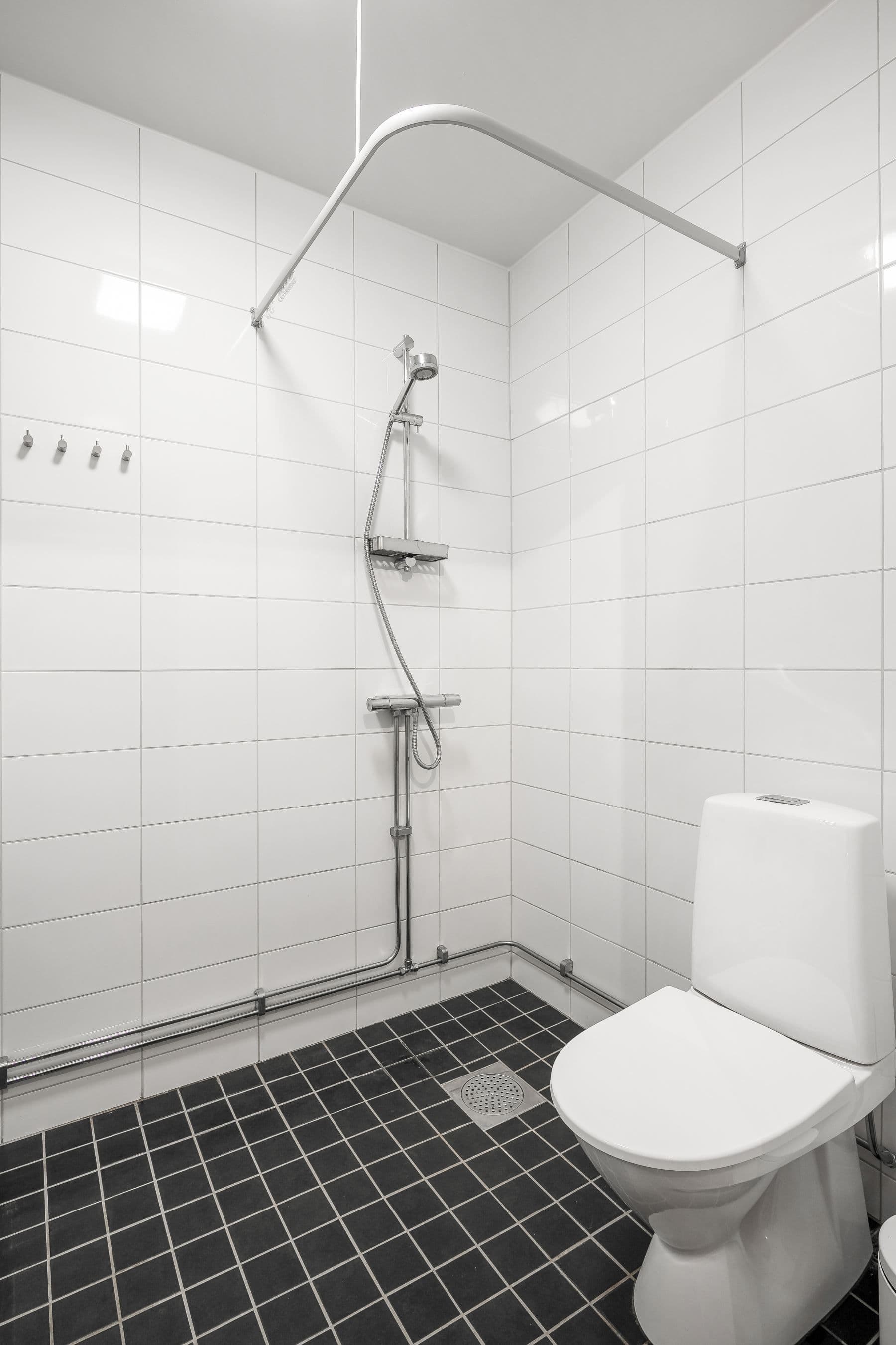 Plats finns för duschväggar eller badkar