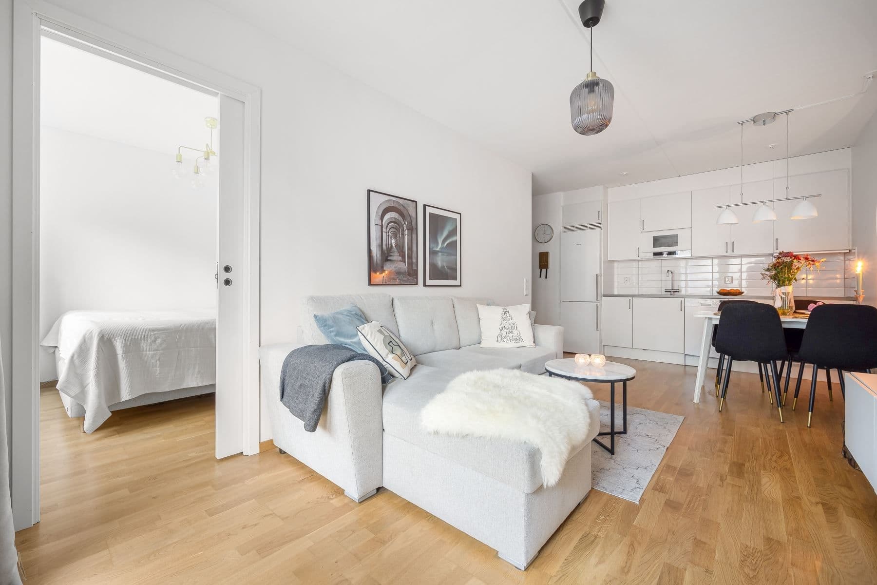 Suverän planlösning med skjutdörr till sovrummet