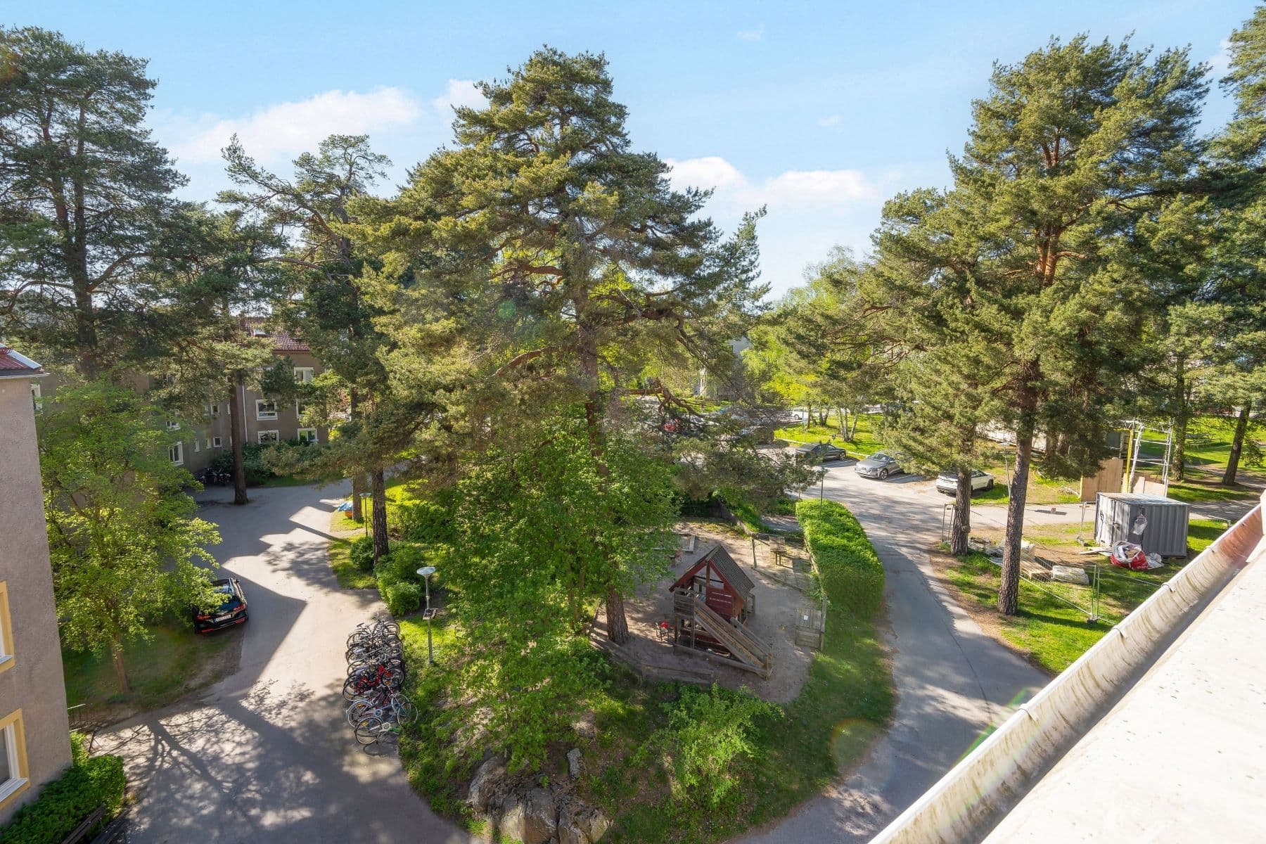 Utsikt från terrassen mot lummig grönska