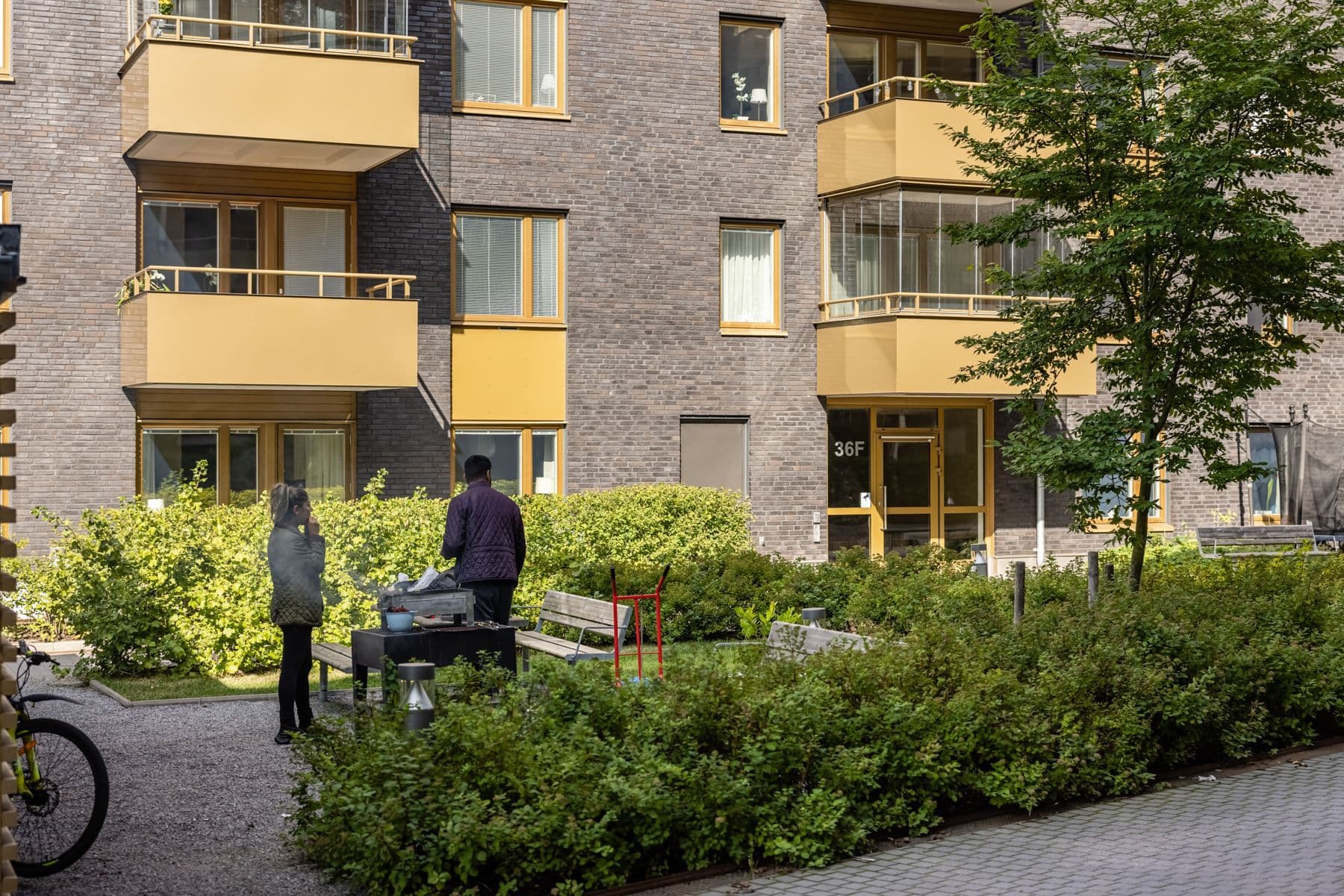 Grillmöjligheter i mysiga innergården (sommarbild)