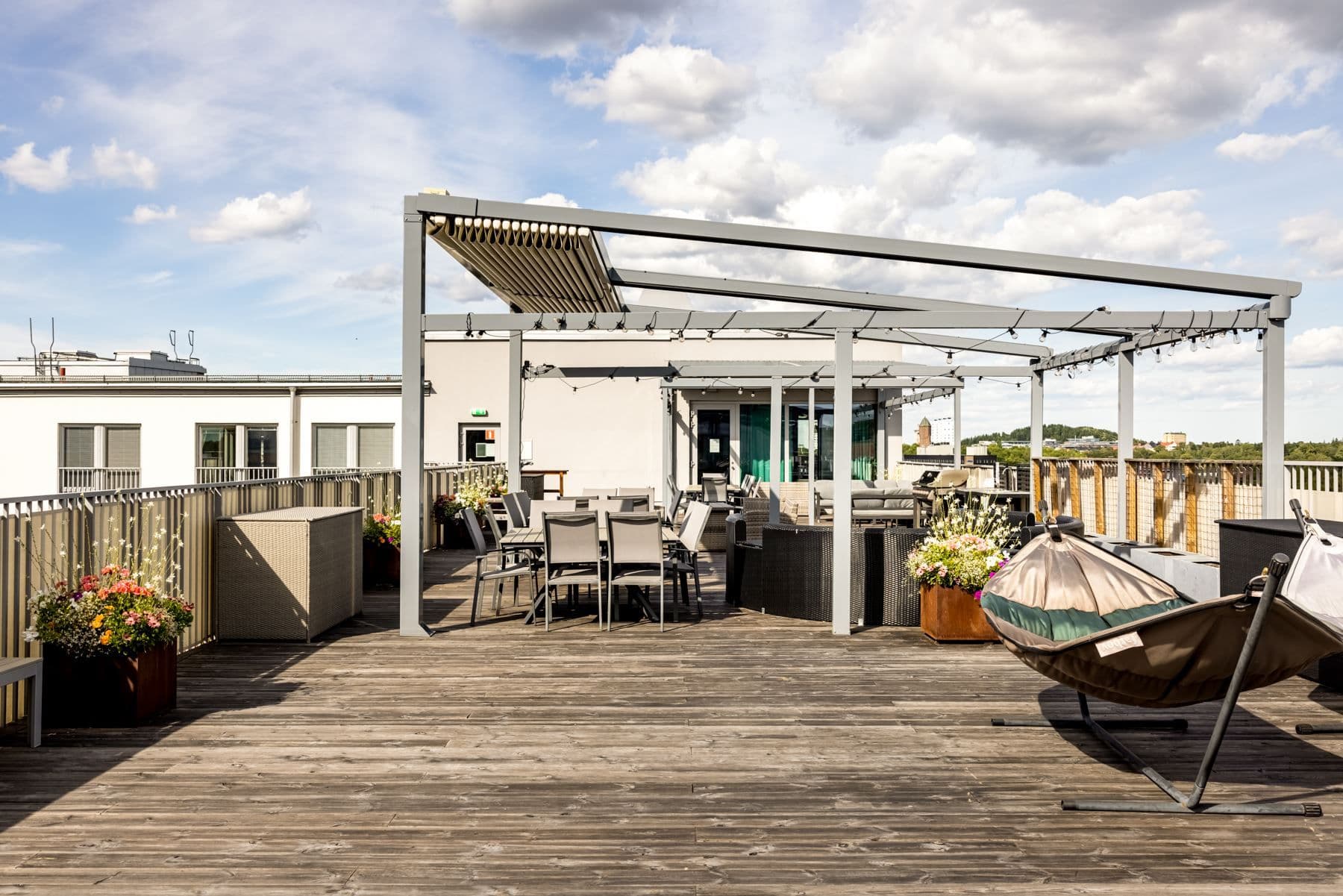 Stor takterass med grill och solstolar utanför festlokalen