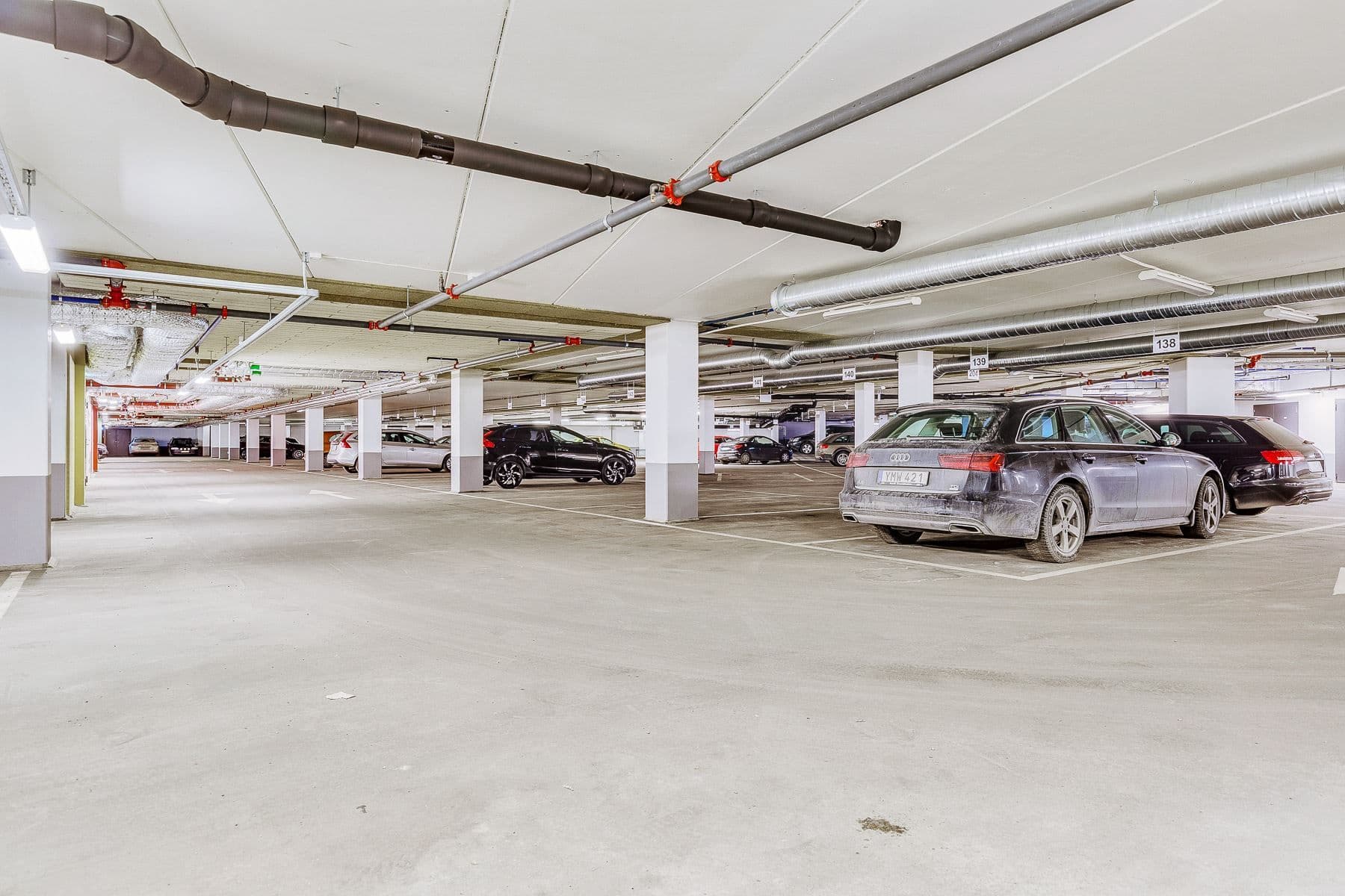 Stort garage med hiss rakt ner från trapphuset