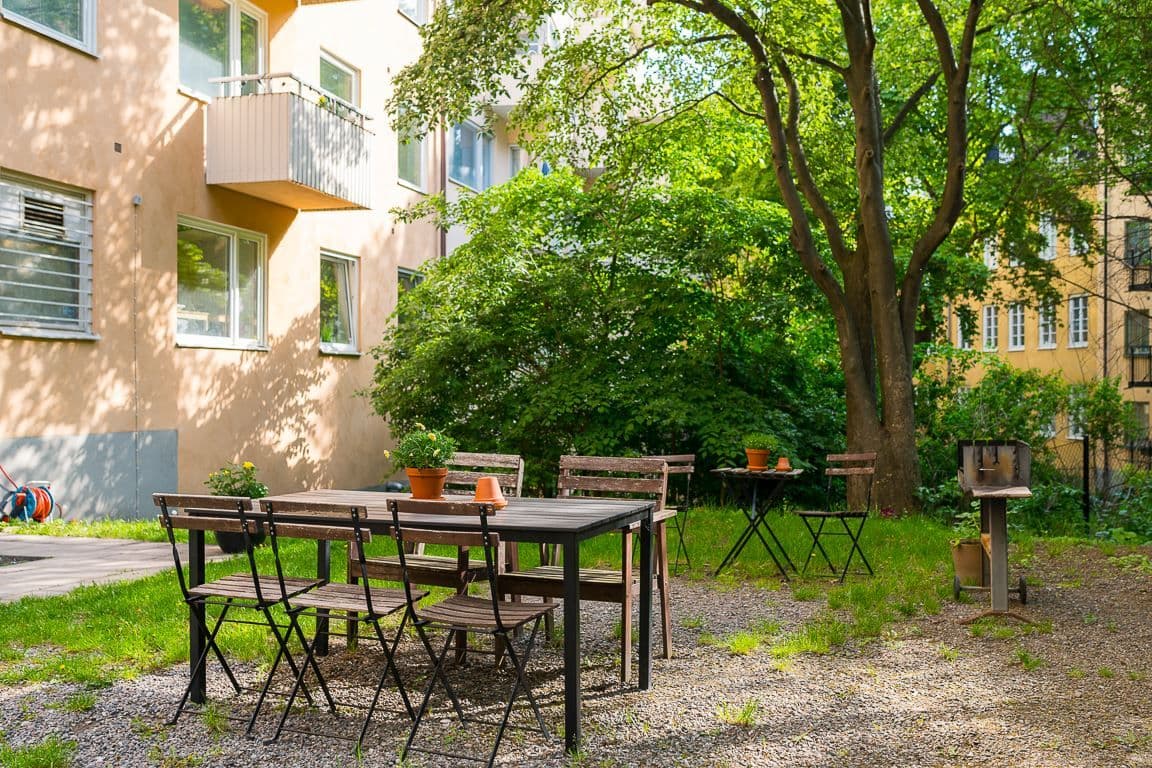 Föreningens mysiga innergård som lägenheter vetter mot