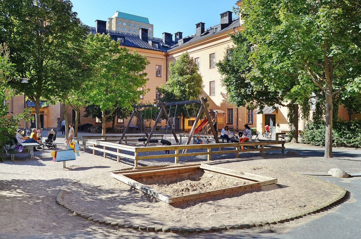 Lekplats på gården