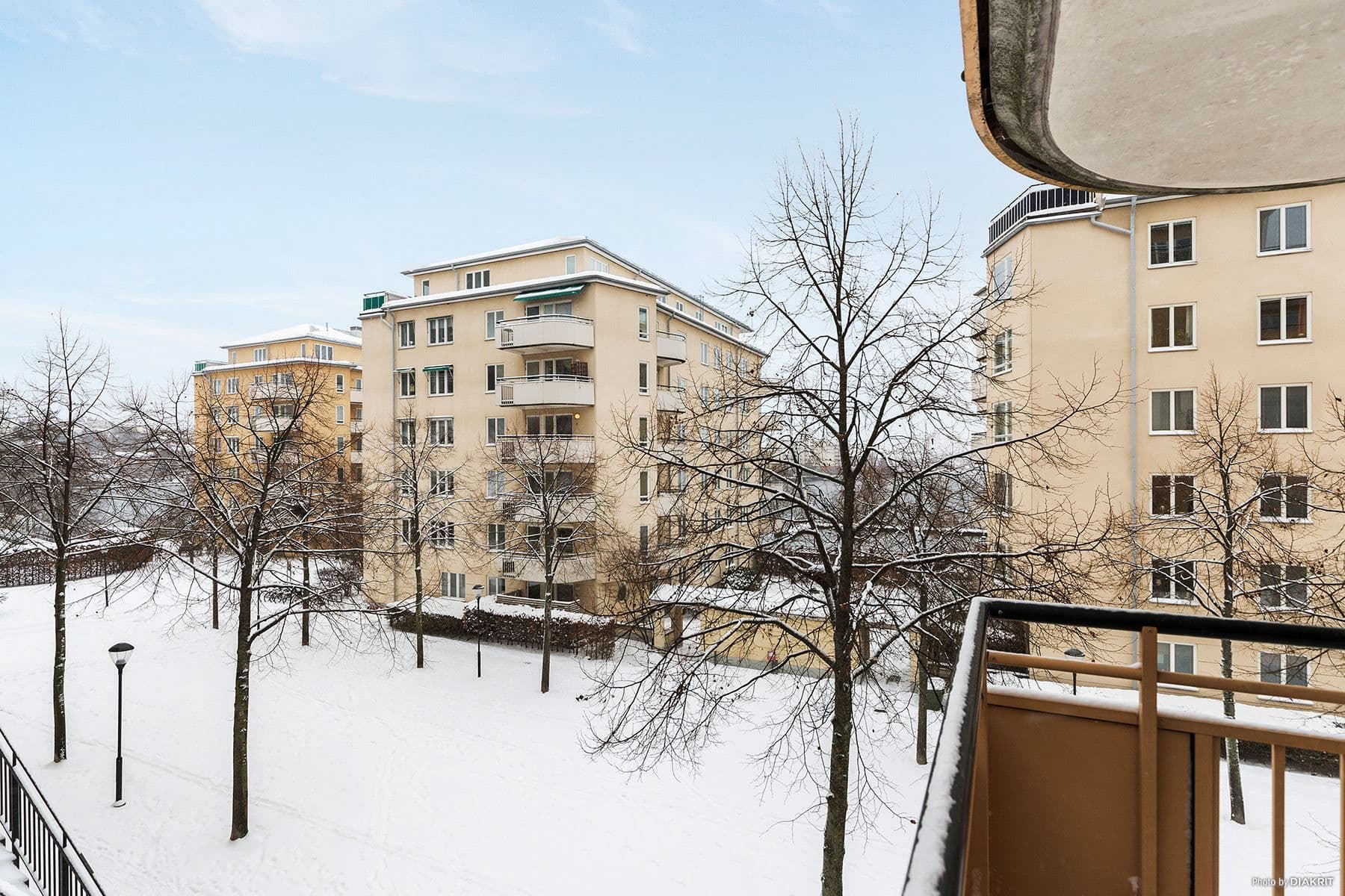 Sjöutsikt både inne i lägenheten och från balkongen