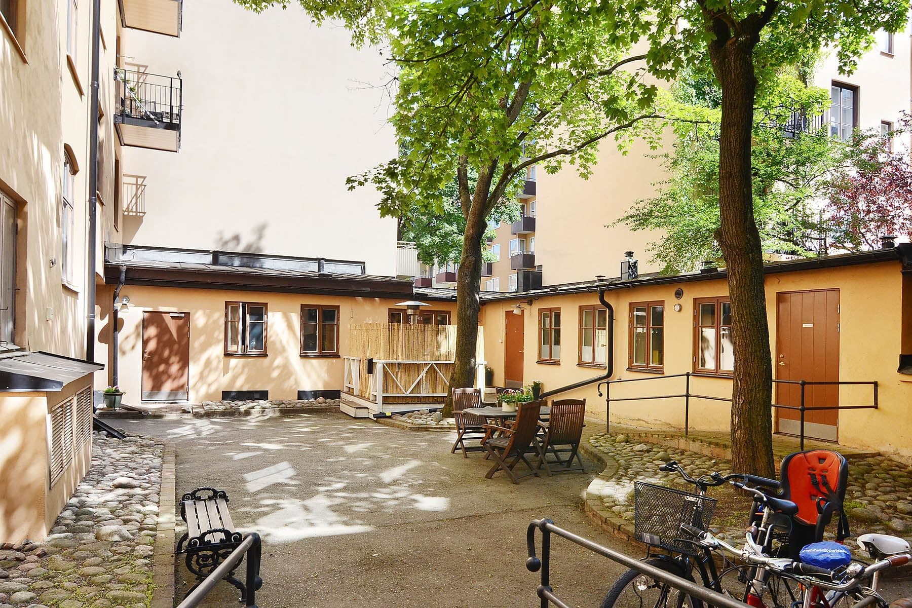 Mysig och lugn innergård med uteplats att tillgå