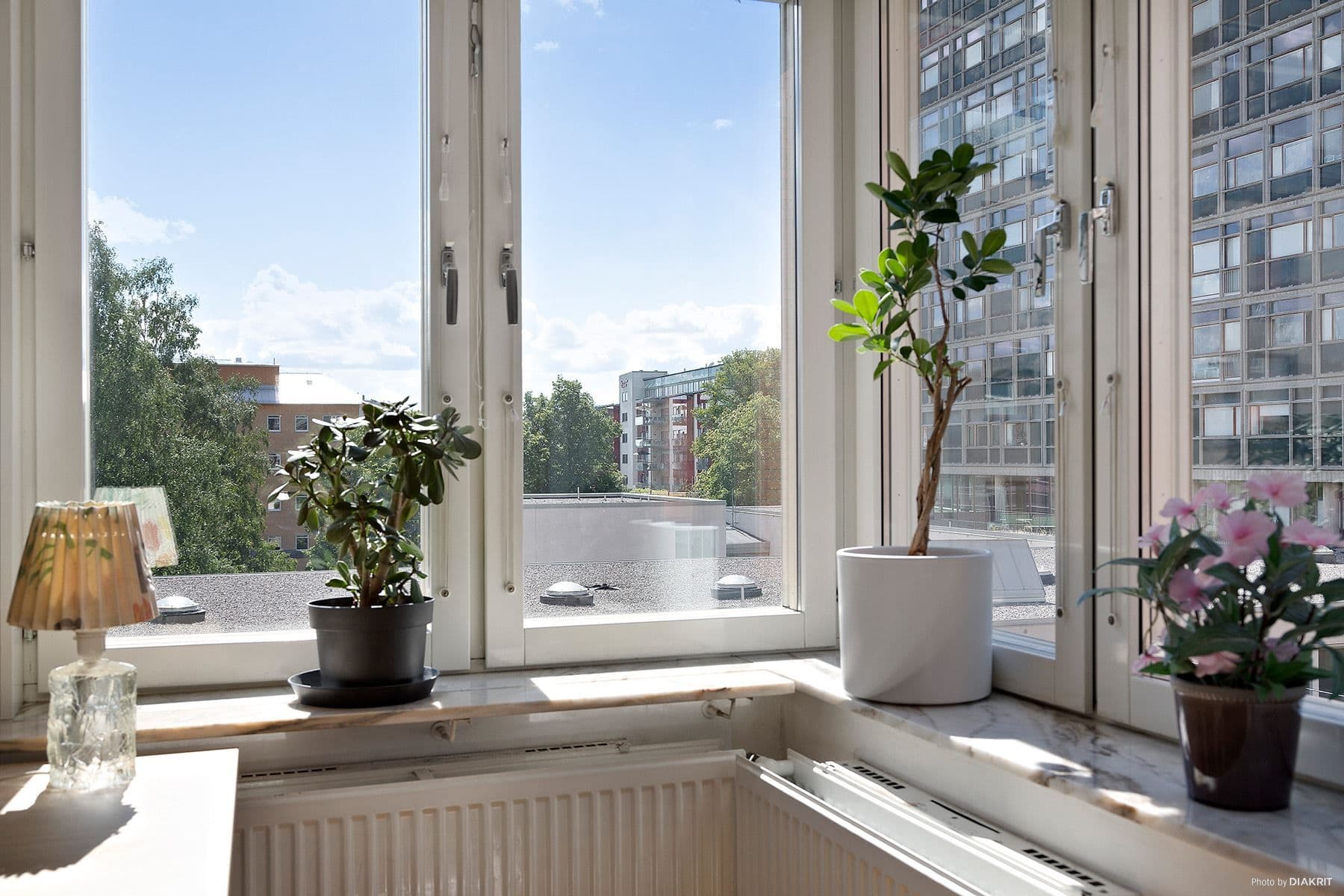 Utsikt från hörnfönster i lilla sovrummet