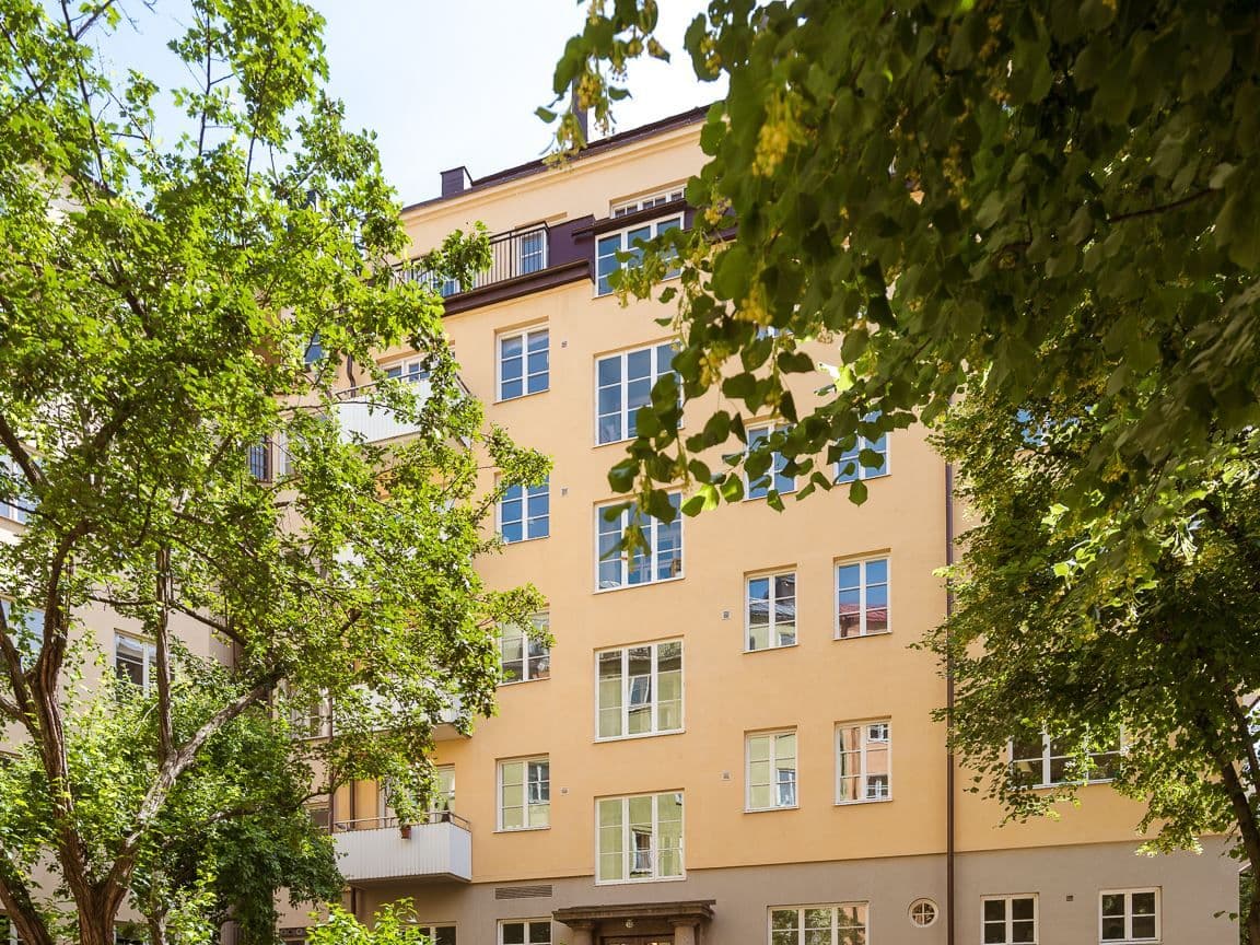 Lägenheten har ett högt läge i detta 30-talshus
