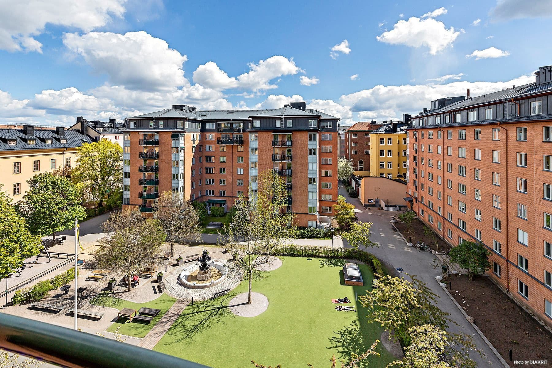 Utsikt ner mot föreningens fina gård
