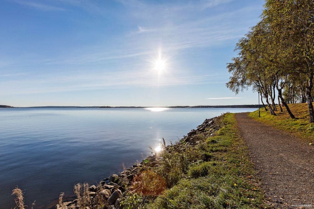 Fina promenadstråk längs vattnet