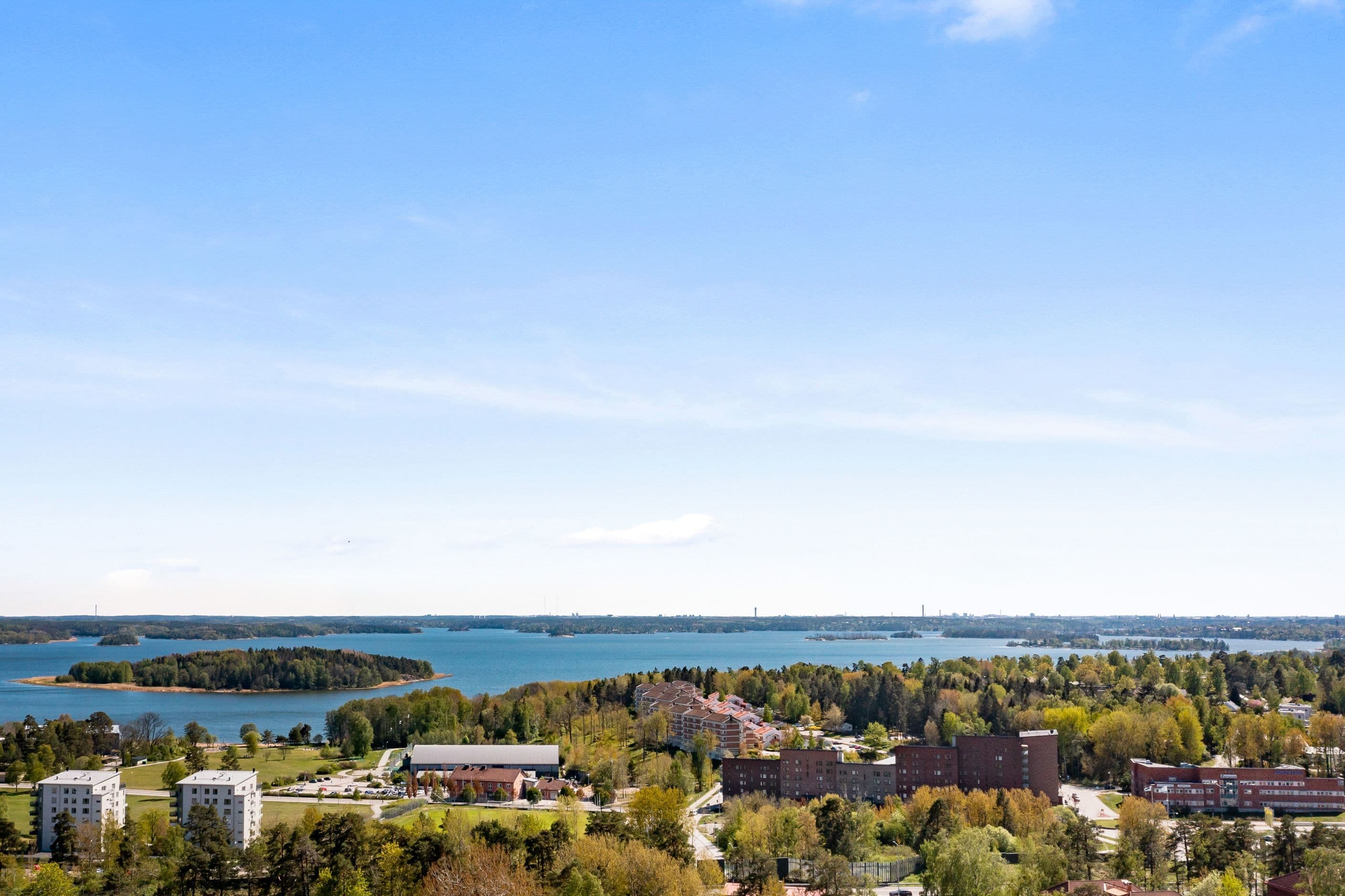 Utsikt från alla fönster över Värtan.