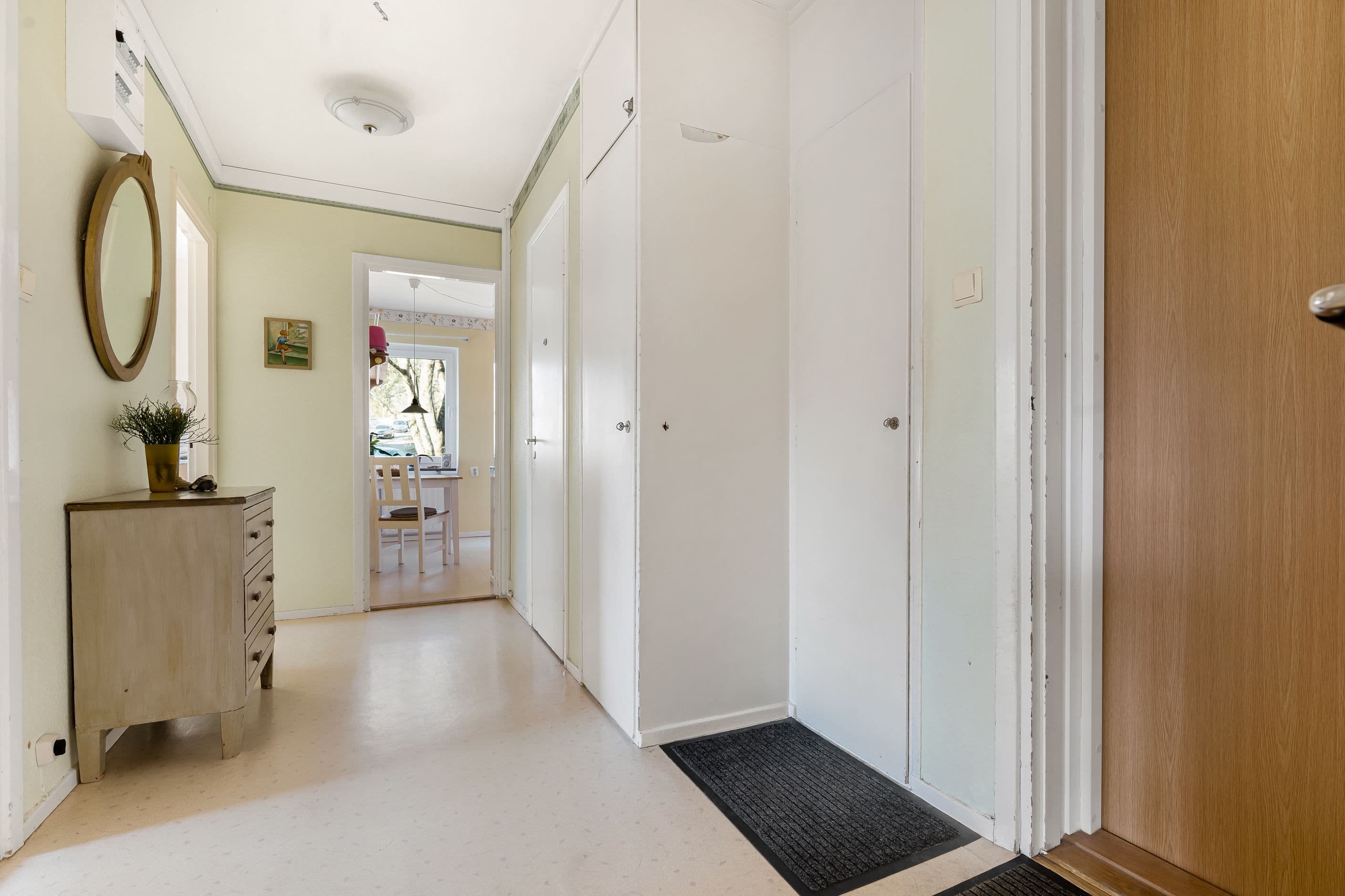 Hall med klädkammare.
