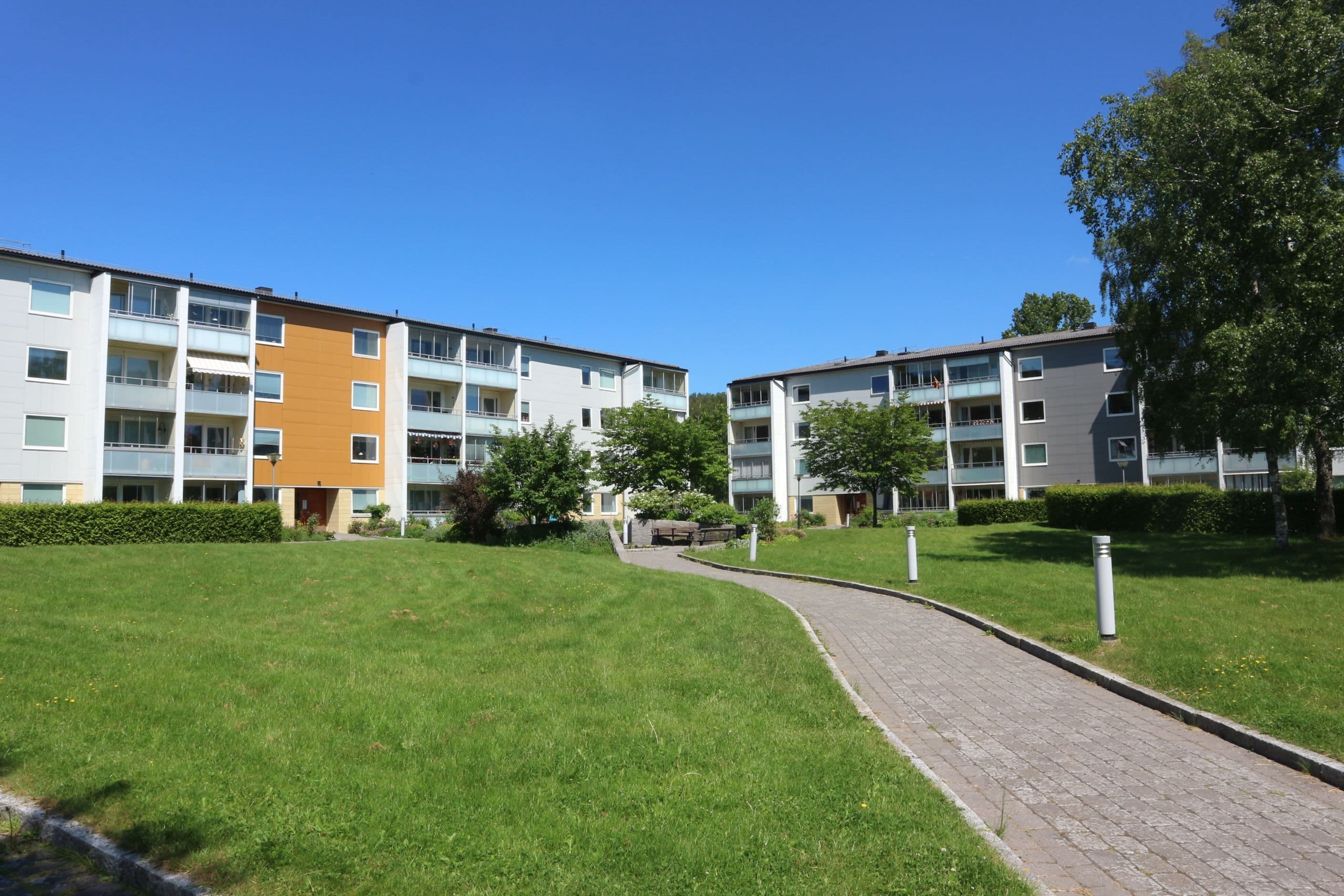 BRF Tegen har två stora innergårdar med gångvägar, lekplatser och grönska