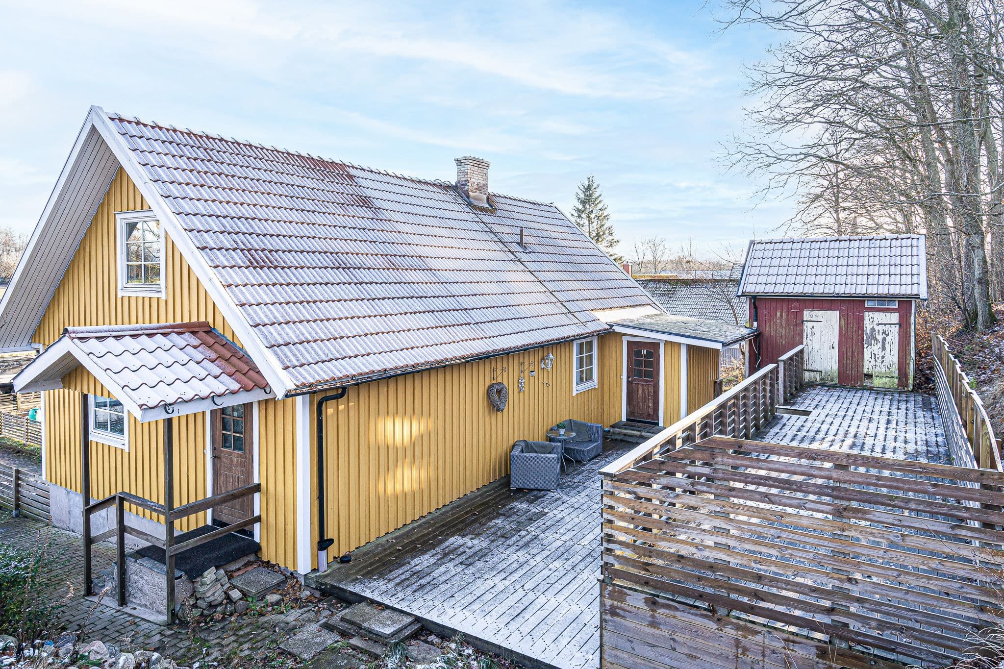 Stort trädäck mot backen