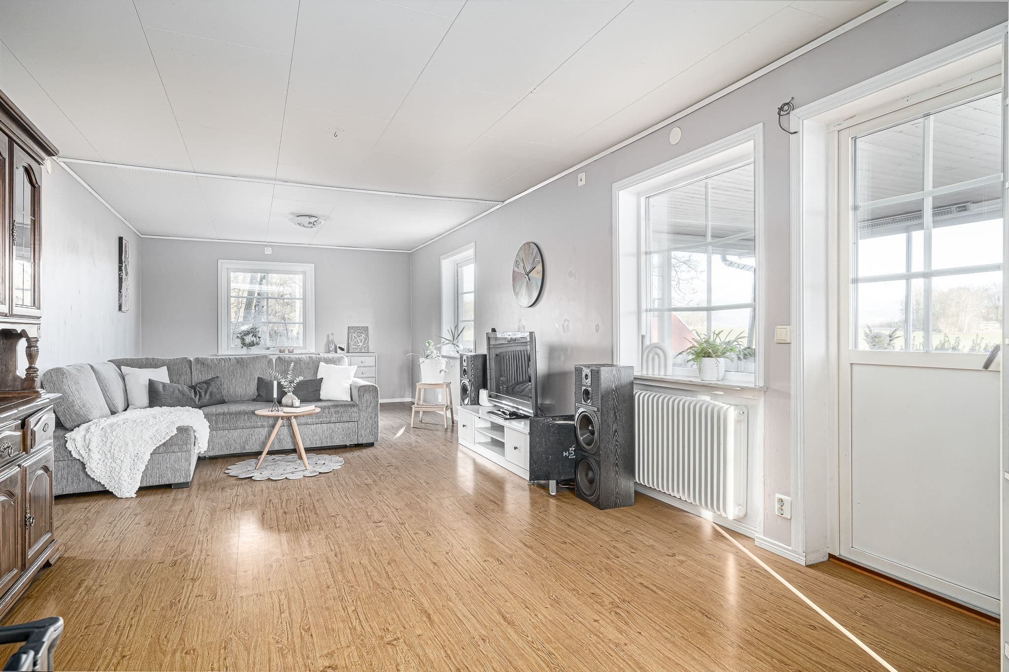 Vardagsrum med dörr till uterum
