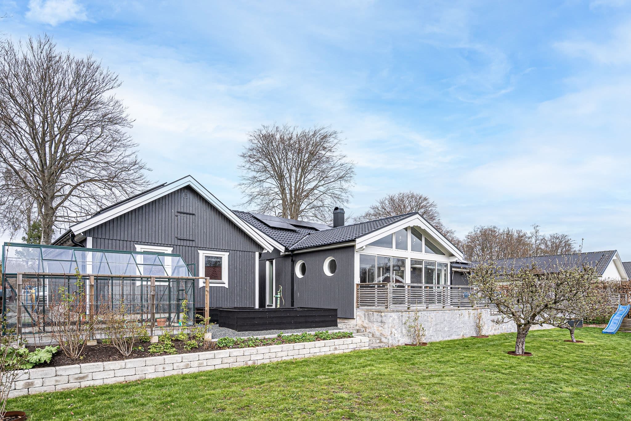 Växthus och odlingar på baksidan av garaget